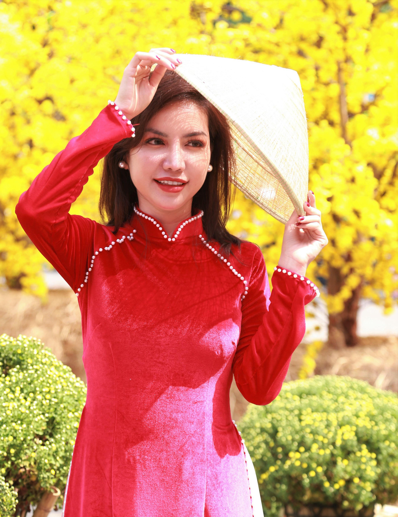 Bạn trẻ đến với không gian Tết cổ truyền, khoe sắc giữa 'rừng' mai vàng rực rỡ ảnh 9 Bạn trẻ đến với không gian Tết cổ truyền, khoe sắc giữa 'rừng' mai vàng rực rỡ ảnh 9