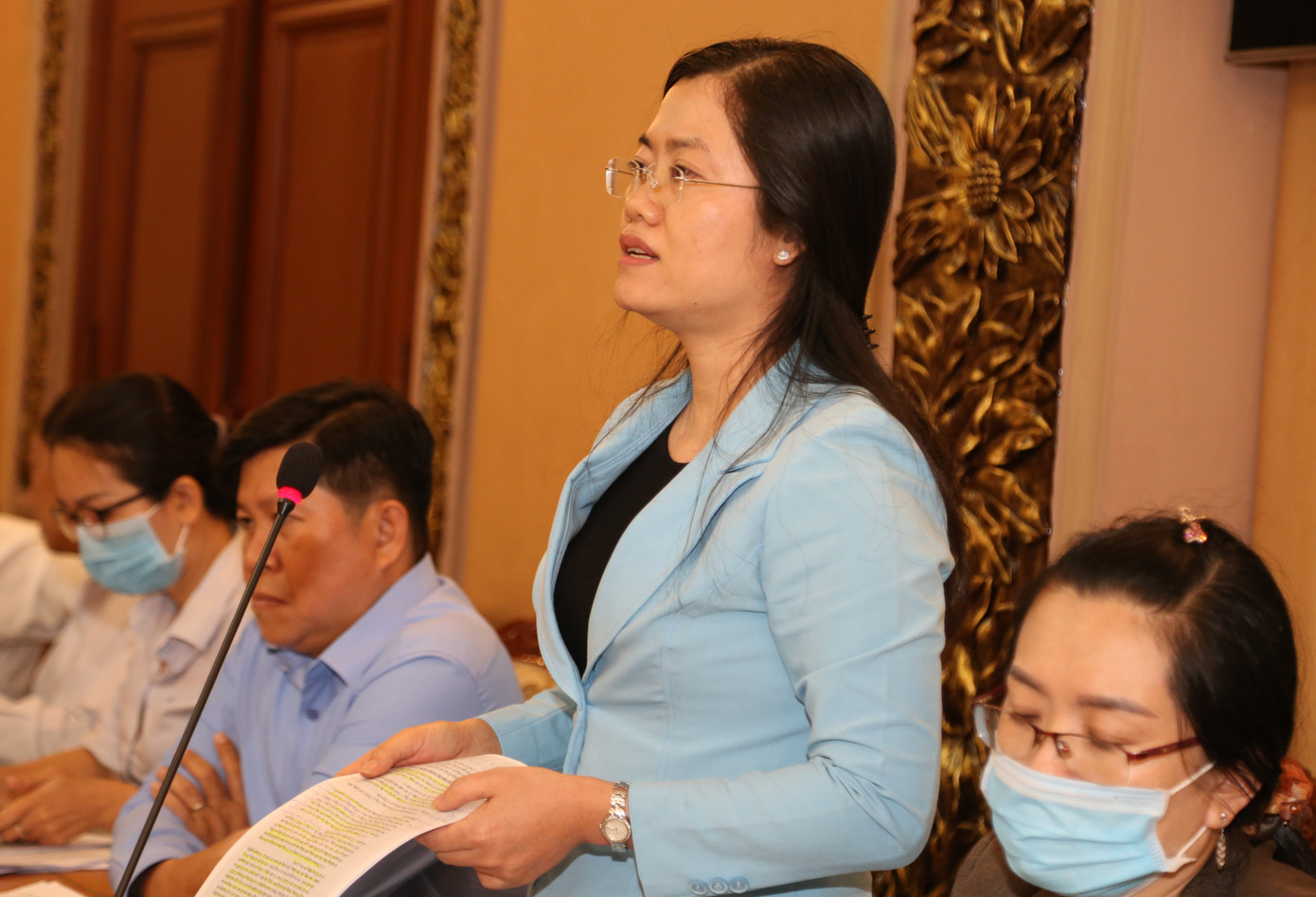 Phó Chủ tịch UBND quận Bình Tân trao đổi.