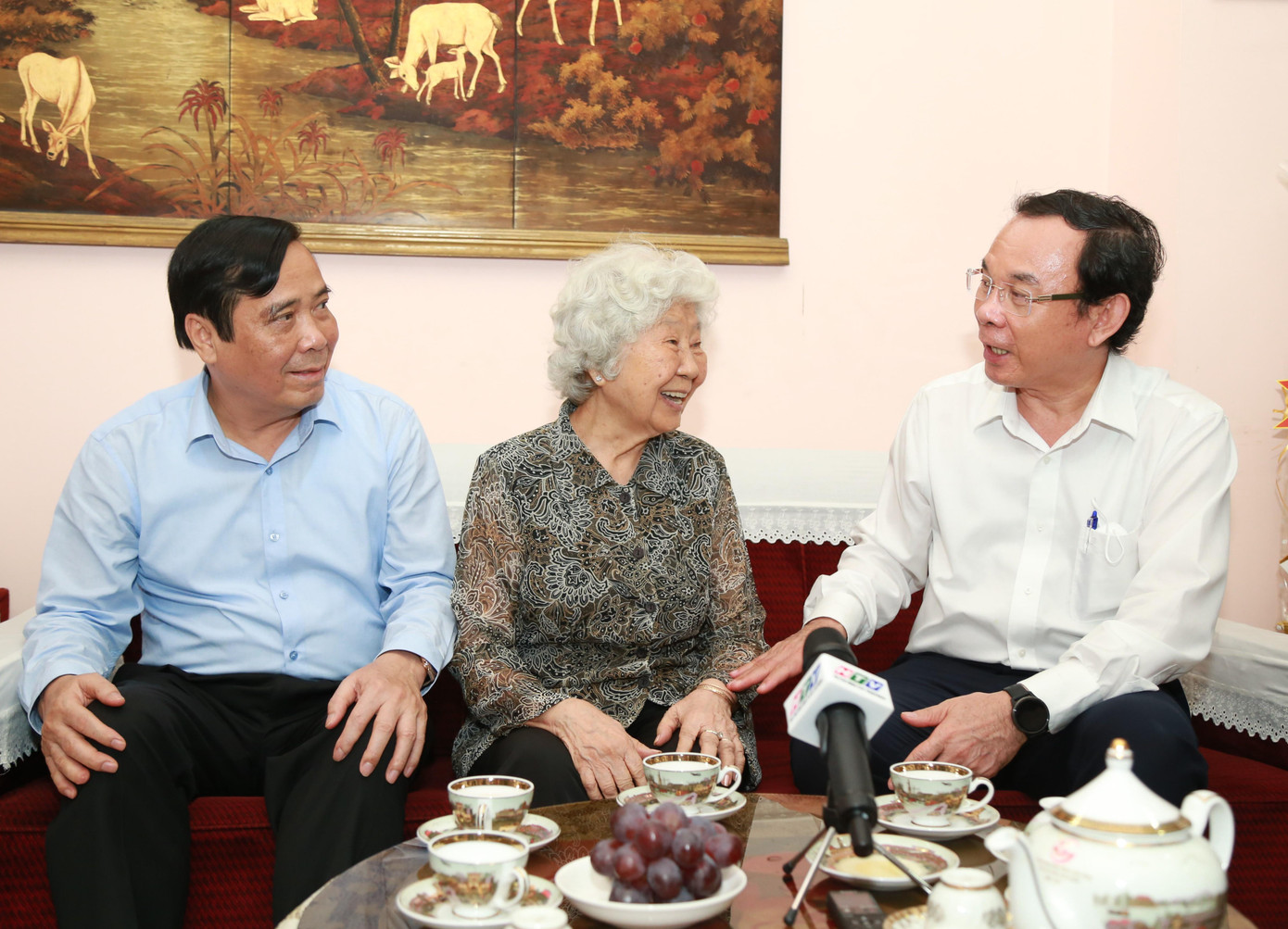 Bí thư Thành ủy TPHCM Nguyễn Văn Nên (bìa phải) và Chủ tịch Trung ương Hội Người cao tuổi Việt Nam Nguyễn Thanh Bình trò chuyện cùng bà Yên Thảo (ảnh: Ngô Tùng). Bí thư Thành ủy TPHCM Nguyễn Văn Nên (bìa phải) và Chủ tịch Trung ương Hội Người cao tuổi Việt Nam Nguyễn Thanh Bình trò chuyện cùng bà Yên Thảo (ảnh: Ngô Tùng).