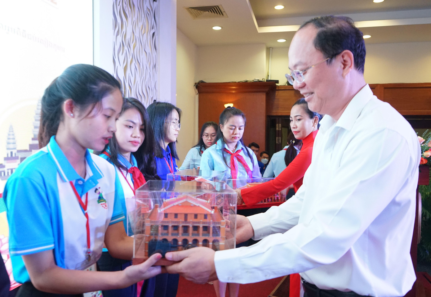 Phó Bí thư Thành ủy TPHCM Nguyễn Hồ Hải trao quà cho đại diện các đoàn đại biểu thiếu nhi tham gia liên hoan. Phó Bí thư Thành ủy TPHCM Nguyễn Hồ Hải trao quà cho đại diện các đoàn đại biểu thiếu nhi tham gia liên hoan.