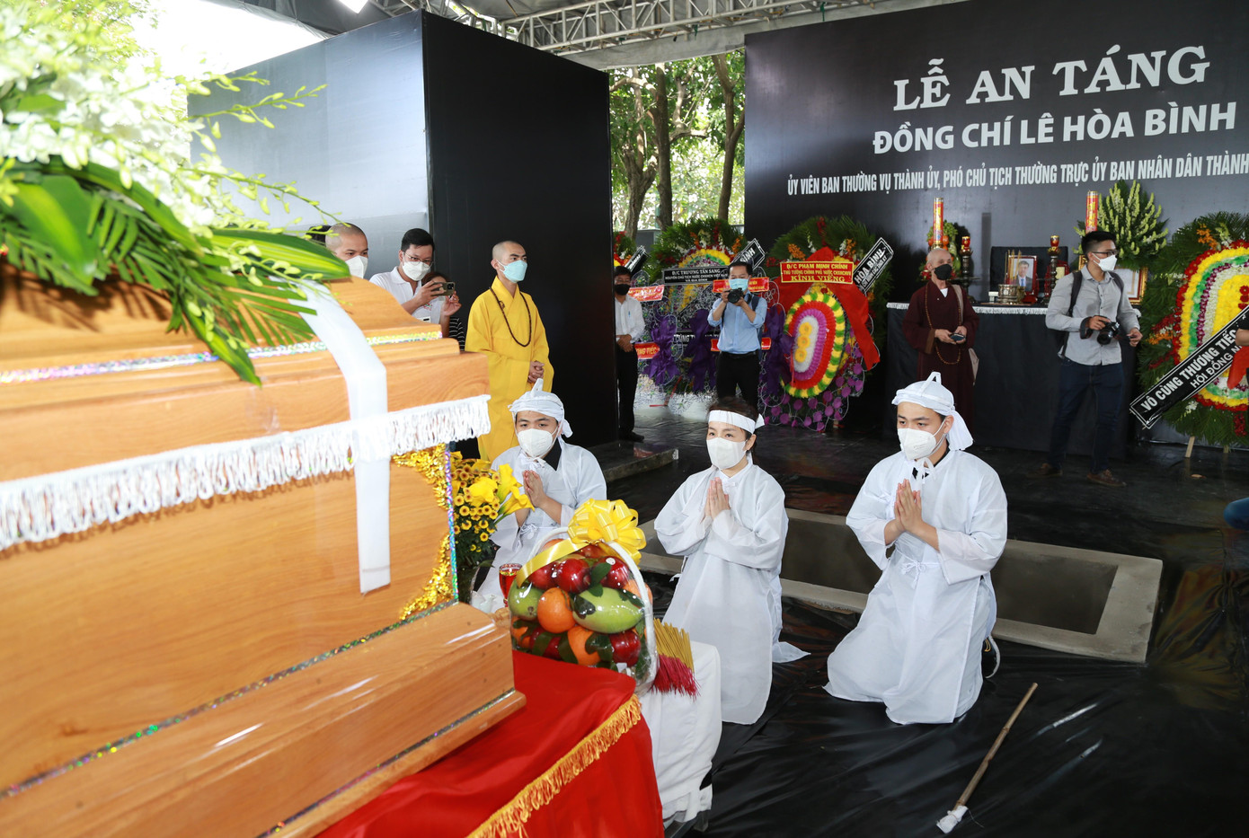 Thân quyến Phó Chủ tịch Lê Hòa Bình thực hiện nghi lễ an táng. Thân quyến Phó Chủ tịch Lê Hòa Bình thực hiện nghi lễ an táng.