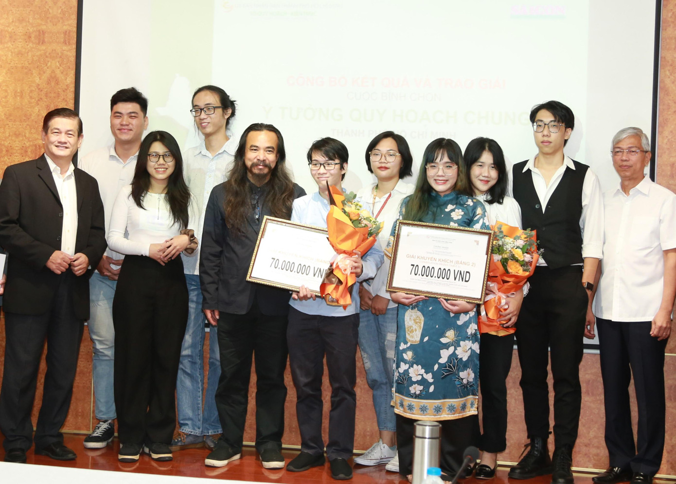 Ông Võ Văn Hoan (bìa phải) trao giải cho các bạn trẻ tham gia cuộc thi.