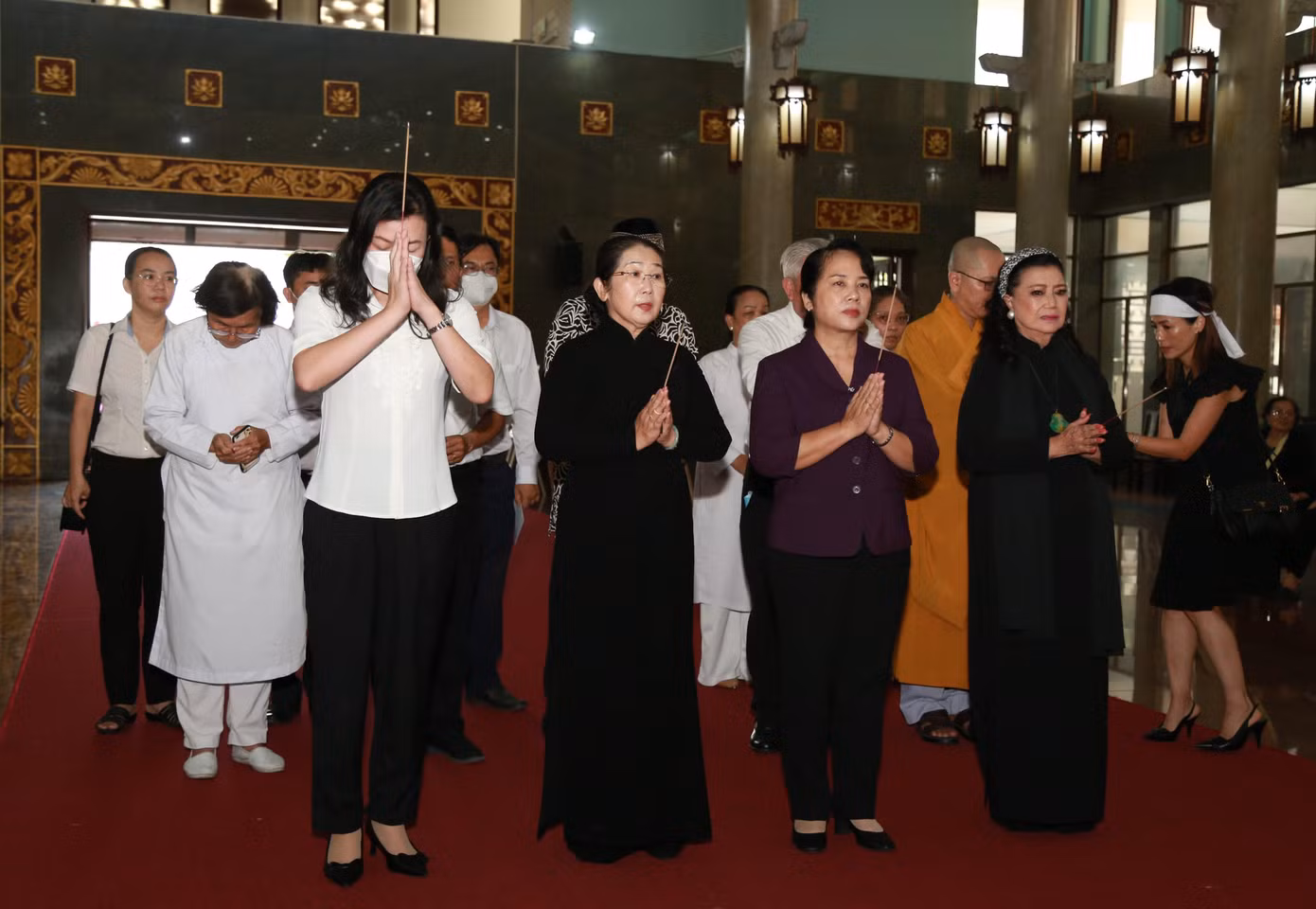 Cũng trong sáng nay, đoàn đại biểu Ủy ban Mặt trận Tổ quốc Việt Nam TPHCM do bà Trần Kim Yến - Chủ tịch Ủy ban MTTQ Việt Nam TPHCM làm trưởng đoàn, đã đến viếng và chia buồn cùng gia đình cố nghệ sĩ Thẩm Thúy Hằng.
