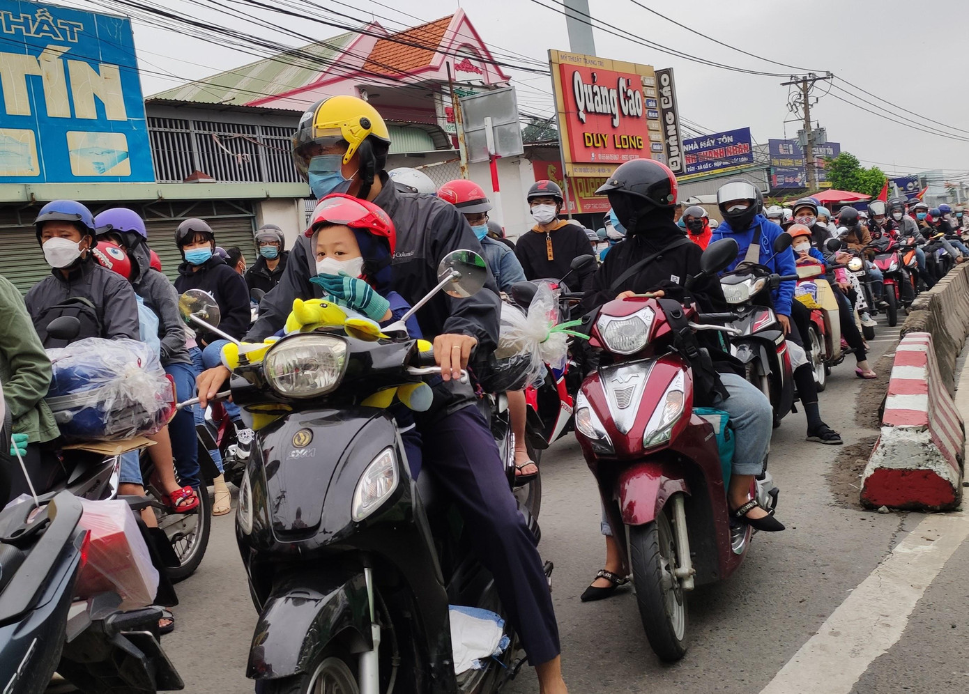 Nhiều gia đình chở theo con em đi chơi lễ.