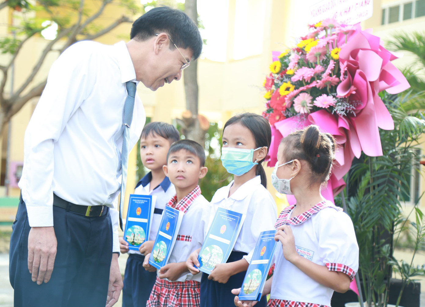 Bí thư Huyện ủy Cần Giờ Lê Minh Dũng thăm hỏi, trao quà cho các em.