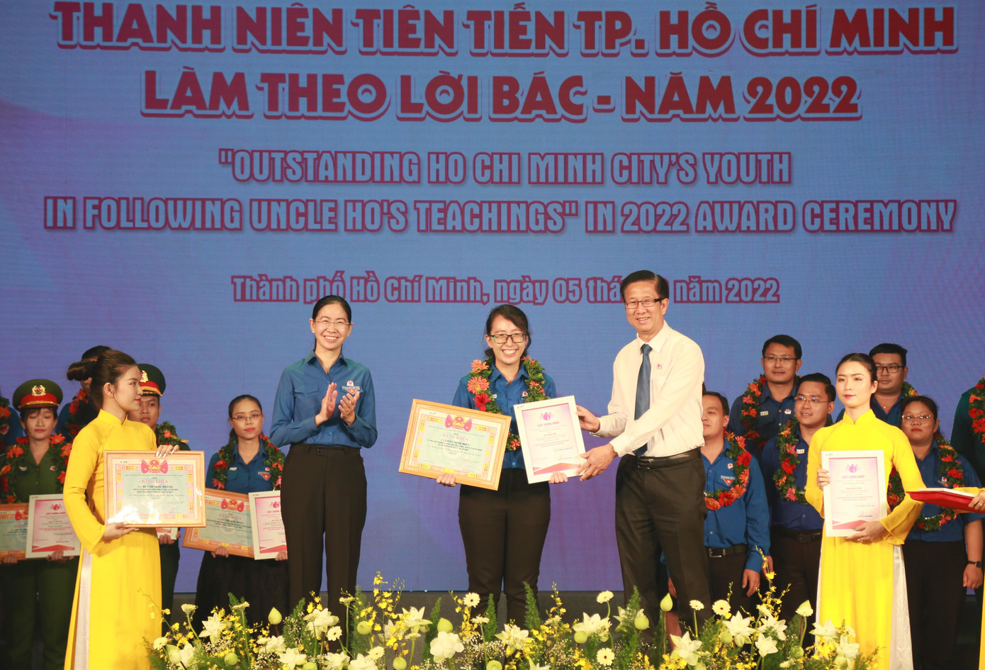 Bí thư Thành Đoàn TPHCM Phan Thị Thanh Phương và Phó trưởng ban Tuyên giáo Thành ủy TPHCM Phạm Đức Hải tuyên dương các gương điển hình trong học tập và làm theo Bác. Bí thư Thành Đoàn TPHCM Phan Thị Thanh Phương và Phó trưởng ban Tuyên giáo Thành ủy TPHCM Phạm Đức Hải tuyên dương các gương điển hình trong học tập và làm theo Bác.