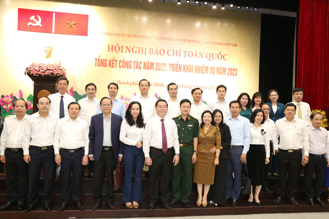 Lãnh đạo các ban, bộ ngành trung ương cùng đại biểu lưu niệm tại hội nghị. Ảnh: Ngô Tùng