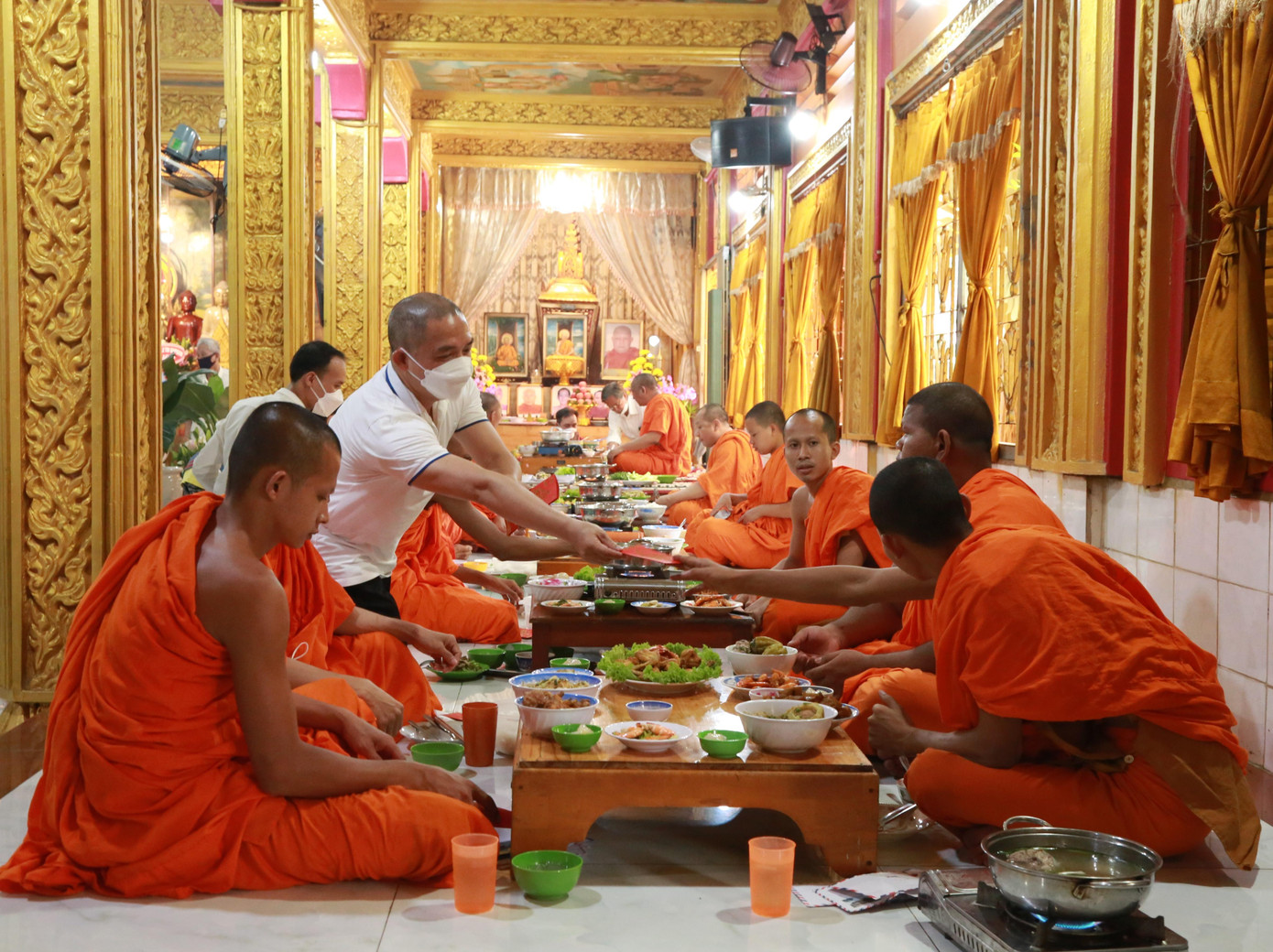 Phật tử, bà con cùng mừng tuổi, chúc mừng năm mới đến chư tôn đức.