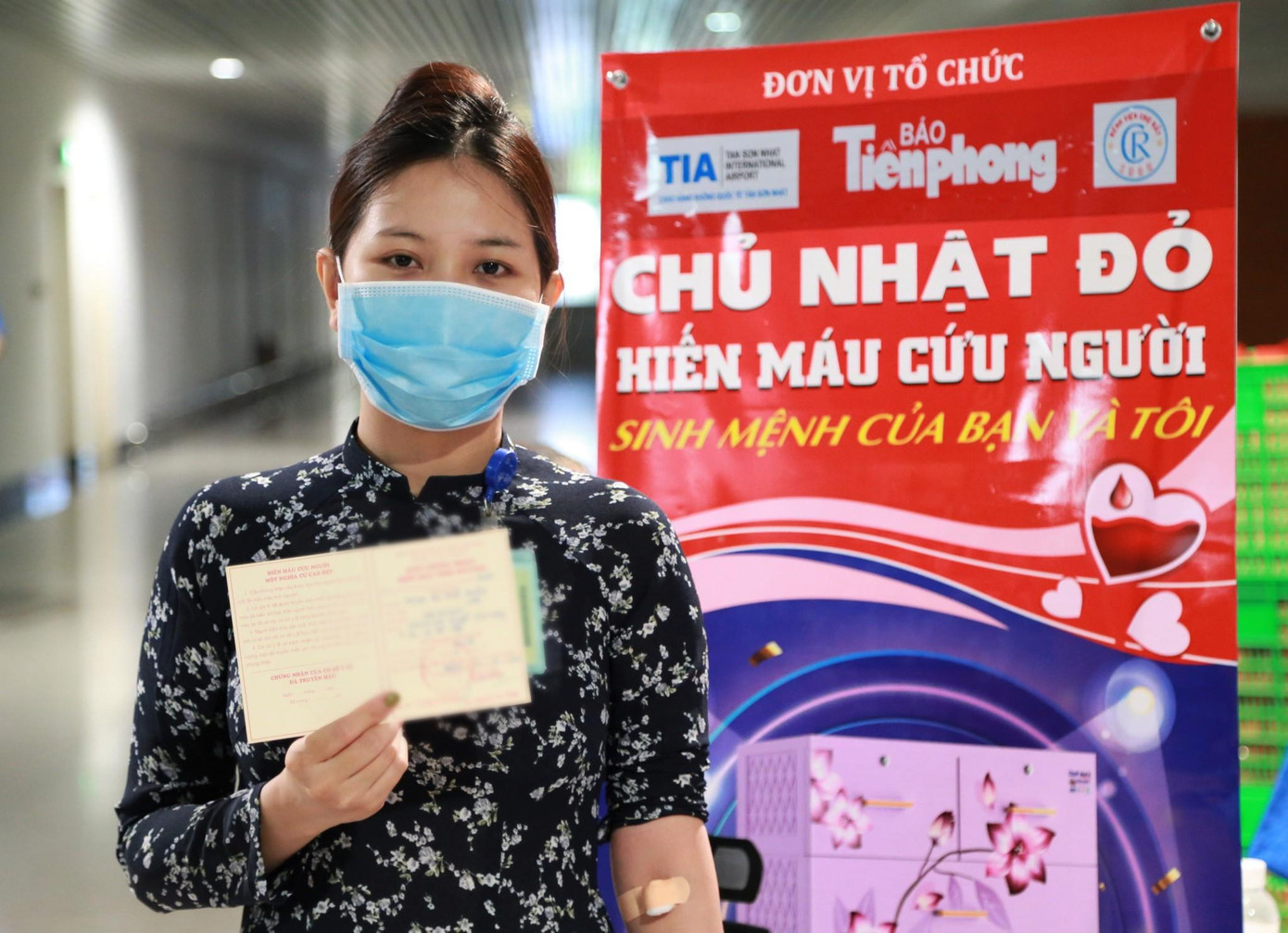 "Trong thời gian đại dịch xảy ra, mình thấy lượng máu thiếu hụt quá nên cũng mong có thể hiến máu để giúp được người cần. Mình muốn hiến mấy lần trước rồi nhưng chưa được, đến nay đã có thể góp được một phần sức nhỏ bé", chị Duyên chia sẻ.