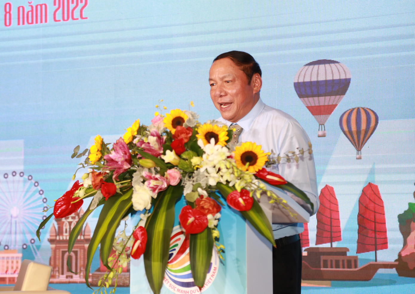 Bộ trưởng Nguyễn Văn Hùng trao đổi tại hội nghị. Ảnh: Ngô Tùng