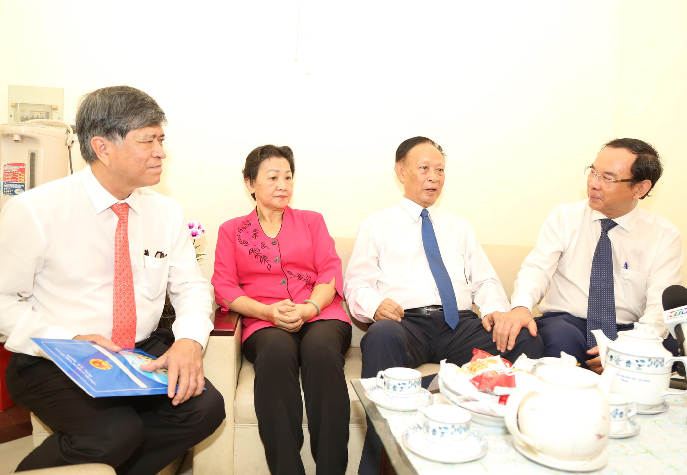 Bí thư Thành ủy Nguyễn Văn Nên (bìa phải) cùng Giám đốc Sở Giáo dục và đào tạo Nguyễn Văn Hiếu (bìa trái) thăm hỏi, trò chuyện cùng PGS.TS Nguyễn Tấn Phát. Ảnh: Ngô Tùng