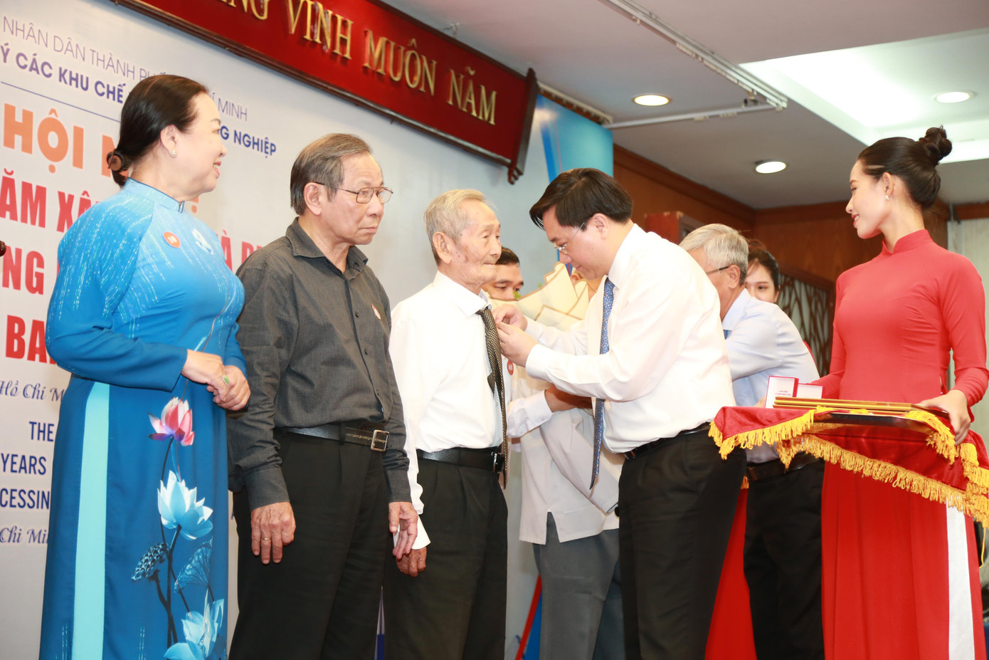 Thứ trưởng Bộ Kế hoạch và Đầu tư Trần Duy Đông trao kỷ niệm chương và bằng khen cho các tập thể, cá nhân đóng góp tiêu biểu đối với ngành trong thời gian qua (ảnh: Ngô Tùng). Thứ trưởng Bộ Kế hoạch và Đầu tư Trần Duy Đông trao kỷ niệm chương và bằng khen cho các tập thể, cá nhân đóng góp tiêu biểu đối với ngành trong thời gian qua (ảnh: Ngô Tùng).