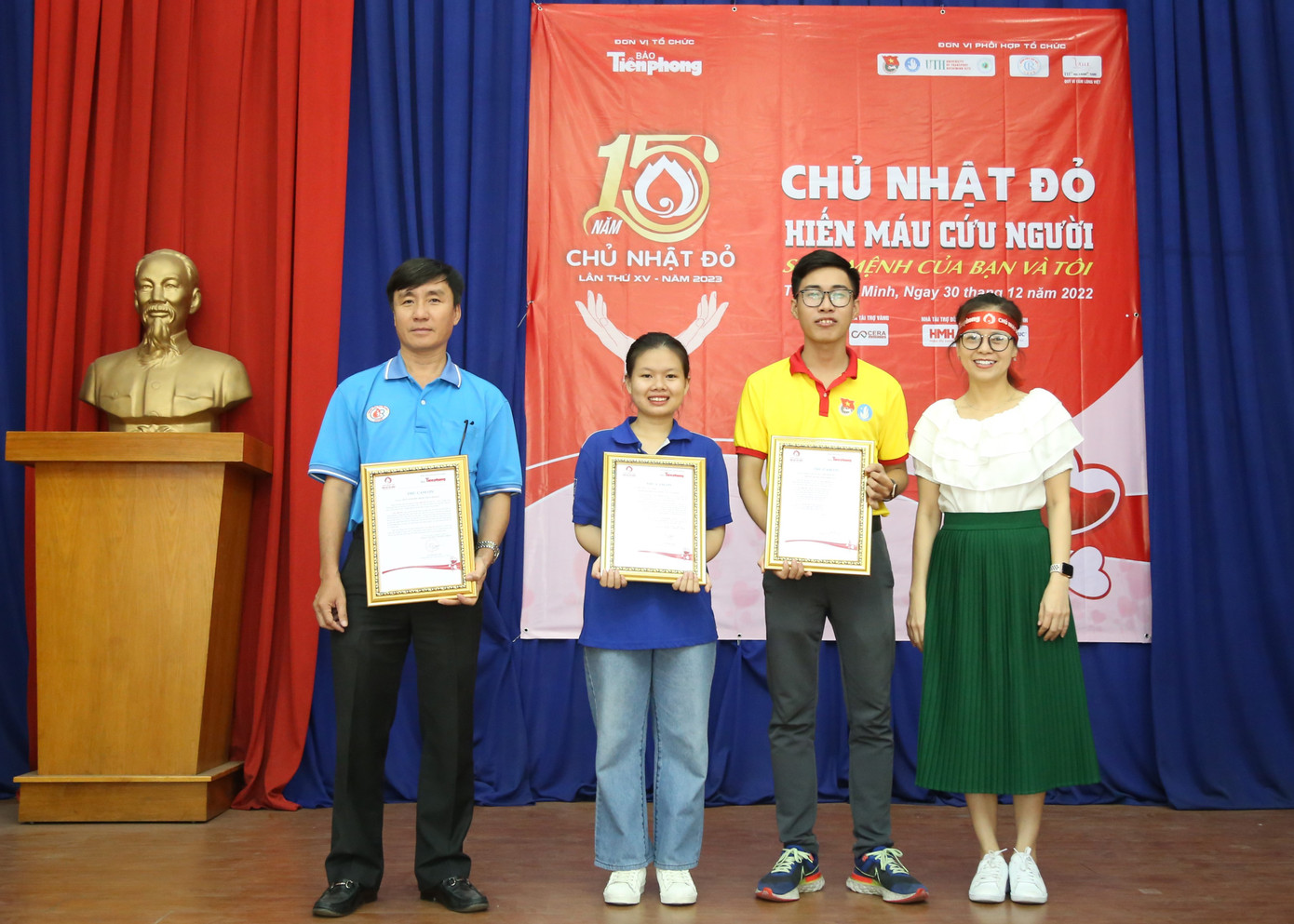 Đại diện Báo Tiền Phong trao thư cám ơn đến đại diện Bệnh viện Chợ Rẫy và Đoàn Thanh niên - Đội Công tác xã hội Trường Đại học Giao thông vận tải TPHCM.