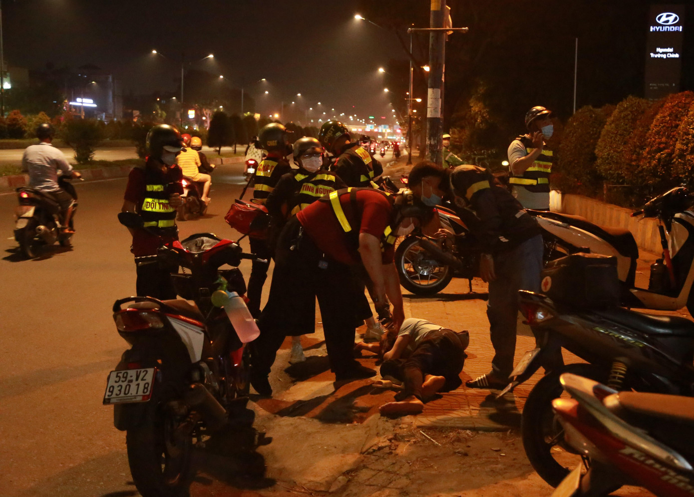 Đang đi qua đường Trường Chinh, thoáng nhìn thấy một vụ tai nạn bên kia đường, Thanh Bạch và các thành viên lập tức chạy nhanh tới hiện trường. Người bị nạn là một thanh niên trong tình trạng say xỉn rồi tự té xe. Rất may người này chỉ bị trầy xước ngoài da. Sau đó các thành viên liên hệ với gia đình nạn nhân để đưa anh về nhà. Trước đó, nạn nhân đã được các bạn trong đội tình nguyện thuộc quận Bình Thạnh hỗ trợ ban đầu.