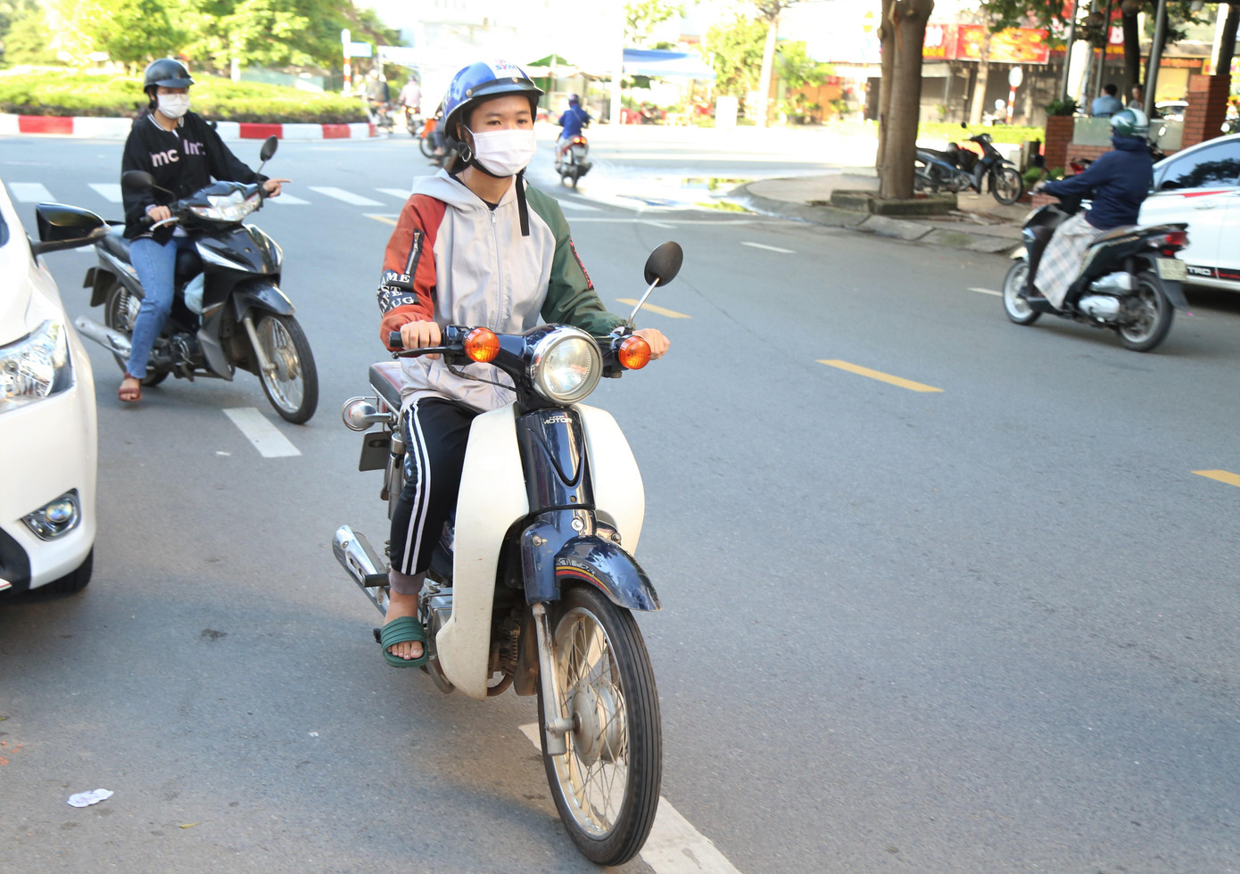 Dù số tiền kiếm được khá ít ỏi, Kiều gói gọn đủ tự trang trải sinh hoạt thường nhật, để ba dành tất cả thu nhập lao động ở quê chăm lo cho hai em nhỏ ở quê nhà.