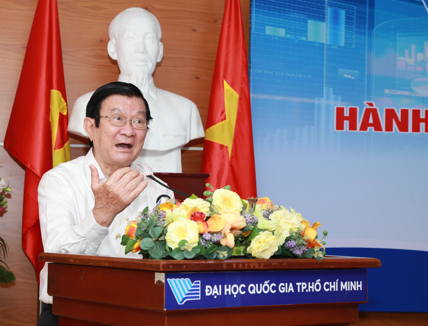 Sau khi đi thăm các đơn vị, cơ sở nghiên cứu, đào tạo trực thuộc ĐHQG TPHCM, nguyên Chủ tịch nước Trương Tấn Sang tham dự chương trình gặp gỡ giữa ĐHQG TPHCM và cộng đồng doanh nghiệp nhằm tìm giải pháp, hợp tác phục vụ mục tiêu phát triển giáo dục và cộng đồng. Sau khi đại diện ĐHQG TPHCM trình bày các dự án đầu tư theo hình thức đối tác công tư (PPP), kêu gọi tài trợ các công trình hoạt động trong giai đoạn tới và các doanh nghiệp trao đổi quan điểm, định hướng hợp tác, ông Trương Tấn Sang đã đề nghị giữa ĐHQG và các doanh nghiệp cần làm việc cụ thể, chi tiết về các nội dung có thể hợp tác phát triển. Nguyên Chủ tịch nước cho rằng, ngoài nguồn lực công, còn có nguồn lực to lớn từ các thành phần xã hội. Mặt khác, với vai trò đại diện của nhà nước, thành phố và ĐHQG TPHCM cũng cần thiết lập cơ chế vận hành hợp lý để cộng đồng doanh nghiệp cảm thấy an tâm khi đầu tư.