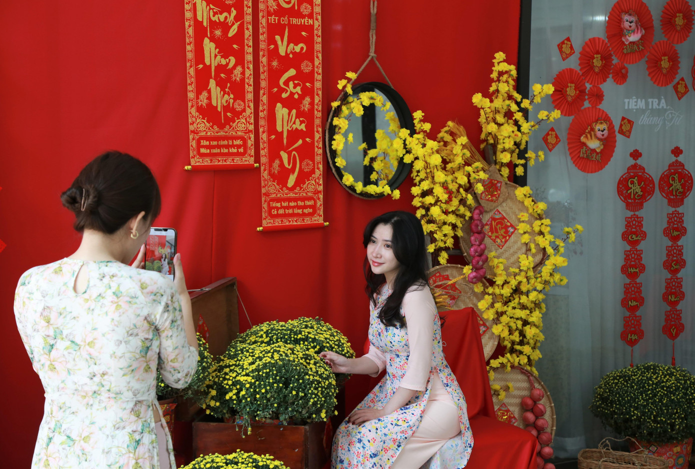 Thiếu nữ tạo dáng chụp hình bên cảnh trí ngày Tết.