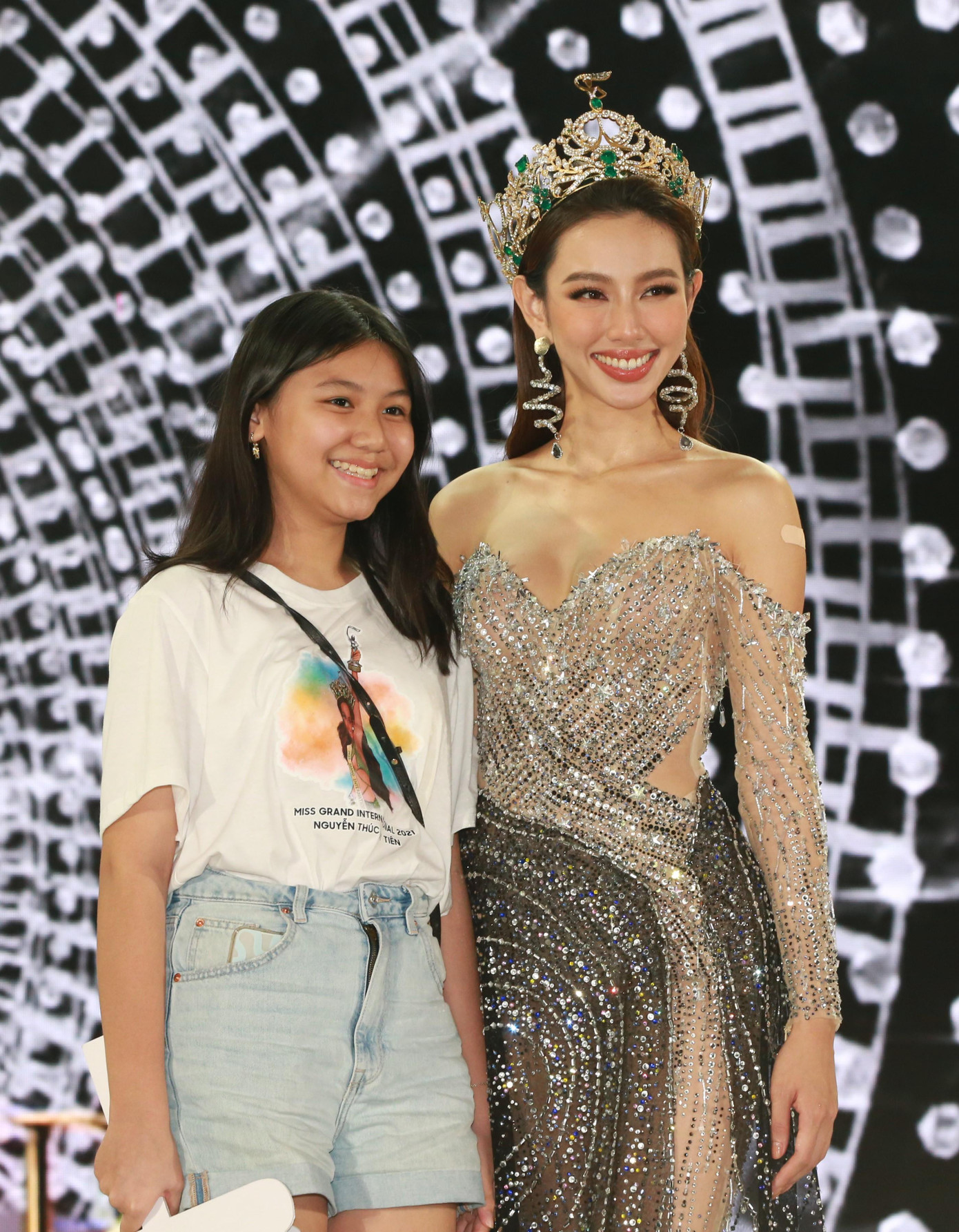 Nàng hậu cũng dành thời gian chụp ảnh lưu niệm cùng các fan góp mặt tại sự kiện.