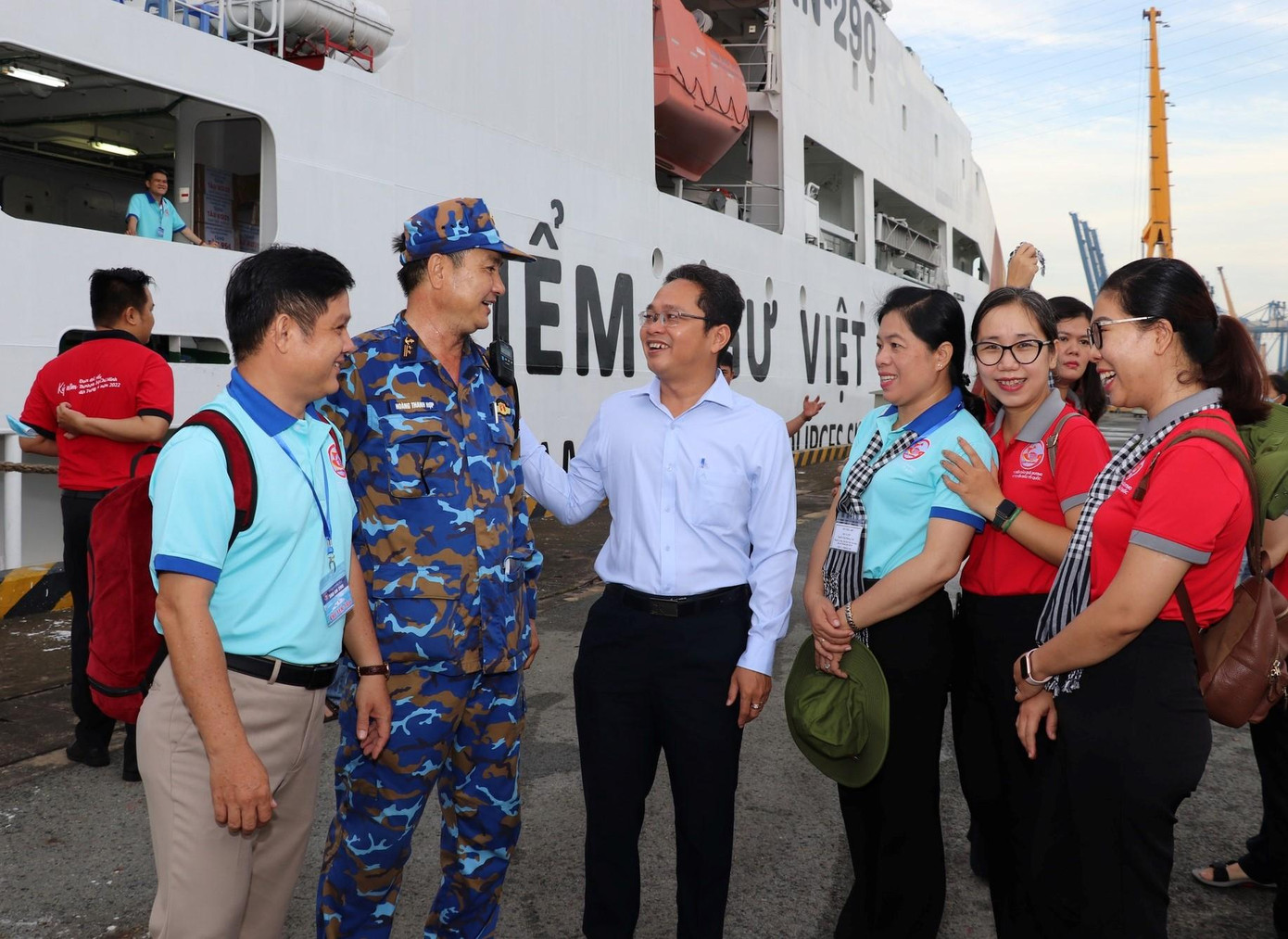 Trong chuyến công tác, Đoàn đại biểu TPHCM sẽ đến thăm, tặng quà động viên cán bộ, chiến sĩ và nhân dân các đảo thuộc vùng biển Tây Nam của Tổ quốc. Trong chuyến công tác, Đoàn đại biểu TPHCM sẽ đến thăm, tặng quà động viên cán bộ, chiến sĩ và nhân dân các đảo thuộc vùng biển Tây Nam của Tổ quốc.