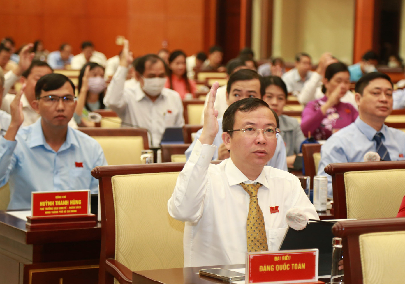 Đại biểu kỳ họp thông qua các nội dung làm việc tại kỳ họp chuyên đề lần 7 HĐND TPHCM khóa XI.