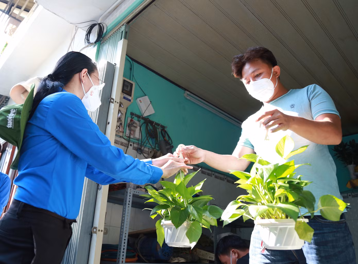 Lãnh đạo Thành Đoàn TPHCM trao cây xanh cho bà con sống xung quanh tuyến kênh Hy Vọng - Tân Trụ
