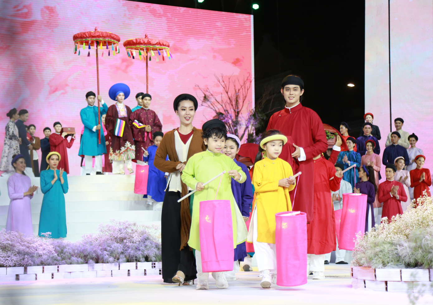 Các người mẫu tái hiện lễ cưới ngày xưa qua những mẫu thiết kế trong bộ sưu tập "Hương sắc thời gian" của nhà thiết kế Năm Tuyền Các người mẫu tái hiện lễ cưới ngày xưa qua những mẫu thiết kế trong bộ sưu tập "Hương sắc thời gian" của nhà thiết kế Năm Tuyền