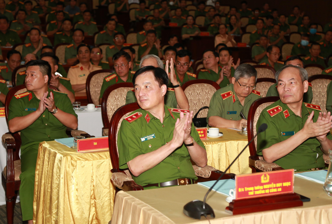 Trung tướng Nguyễn Duy Ngọc (giữa) - Thứ trưởng Bộ Công an cùng lãnh đạo các Cục, đơn vị nghiệp vụ của Bộ và Công an các tỉnh, thành dự hội nghị. Ảnh: Ngô Tùng
