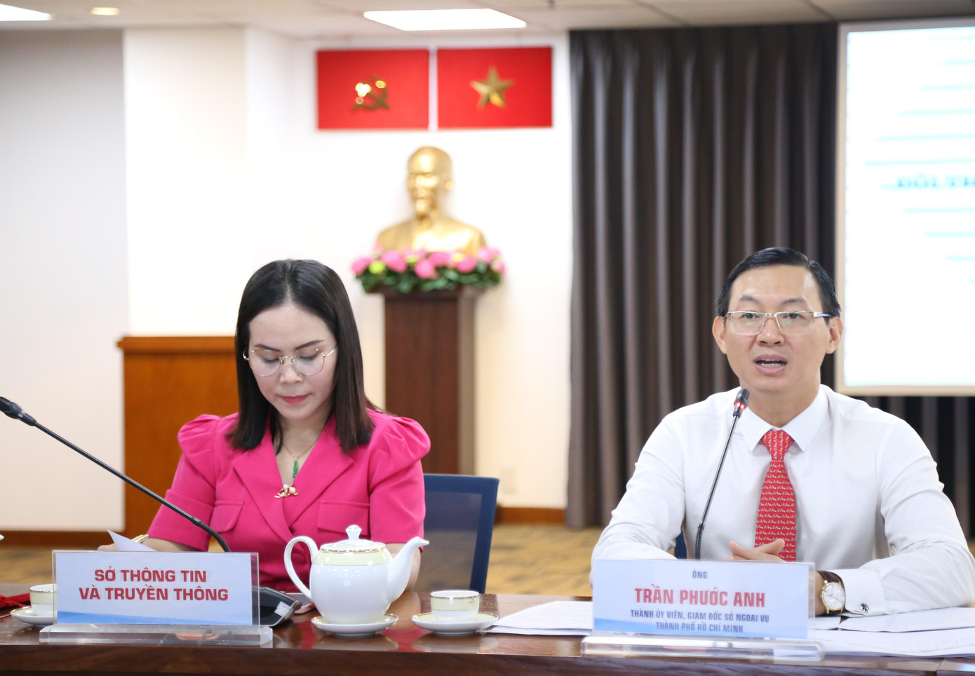 Giám đốc Sở Ngoại vụ TPHCM Trần Phước Anh công bố một số nội dung của Đối thoại. Giám đốc Sở Ngoại vụ TPHCM Trần Phước Anh công bố một số nội dung của Đối thoại.