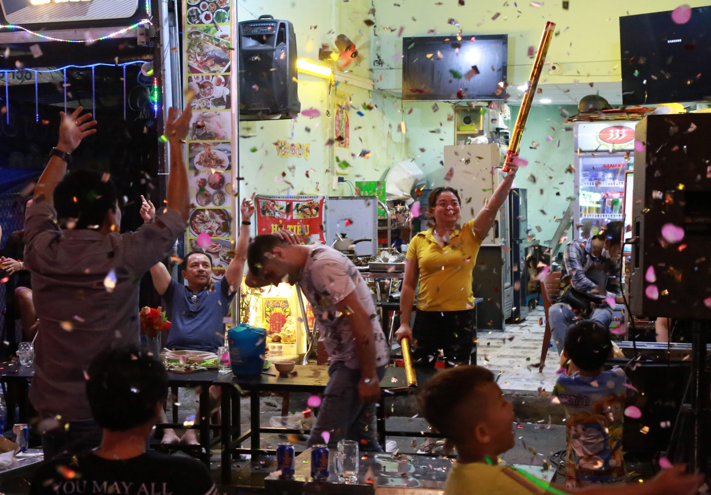 Năm mới 2022 vừa sang, không hẹn mà gặp, người dân đã bật ống pháo để chào mừng những thời khắc đầu tiên.