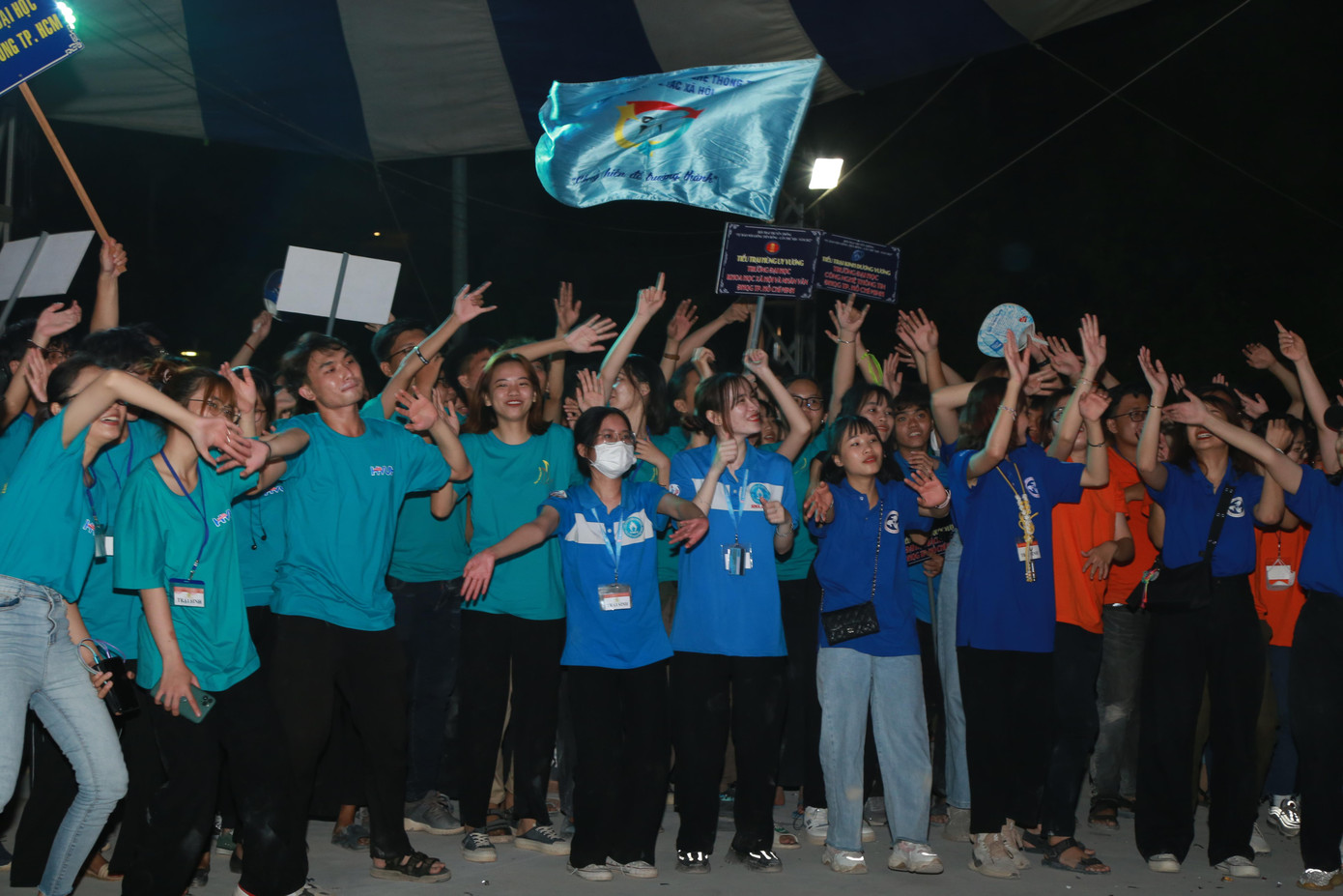 Các bạn sinh viên các trường hào hứng cổ vũ các phần biểu diễn.