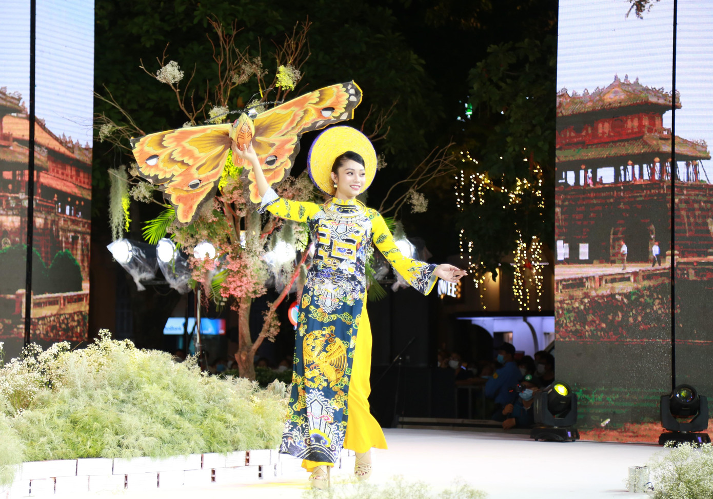 Bộ sưu tập "Trầm tích Huế thơ" của nhà thiết kế Tuấn Hải Bộ sưu tập "Trầm tích Huế thơ" của nhà thiết kế Tuấn Hải