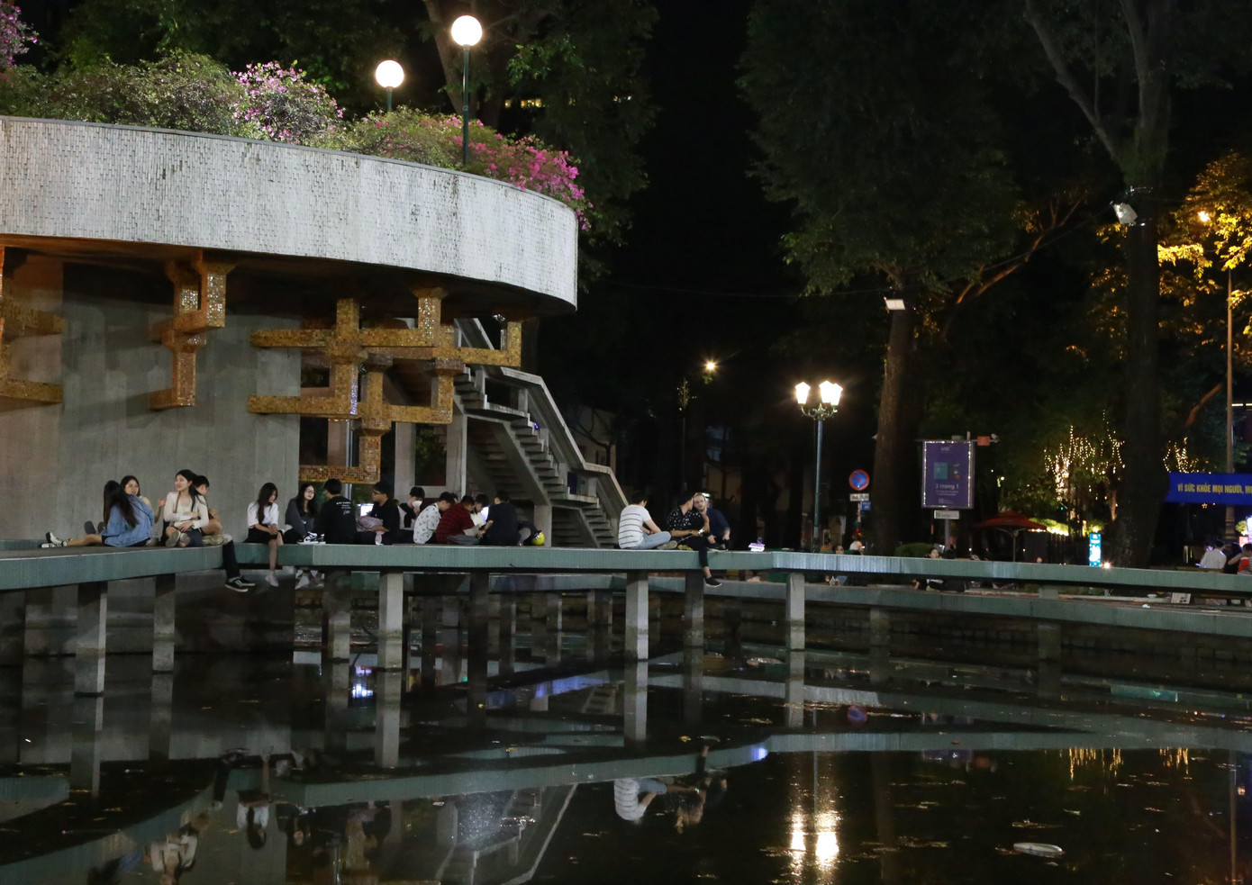 2h30 phút sáng, nhiều bạn trẻ vẫn say sưa trò chuyện, hàn huyên bên nhau tại hồ Con Rùa.