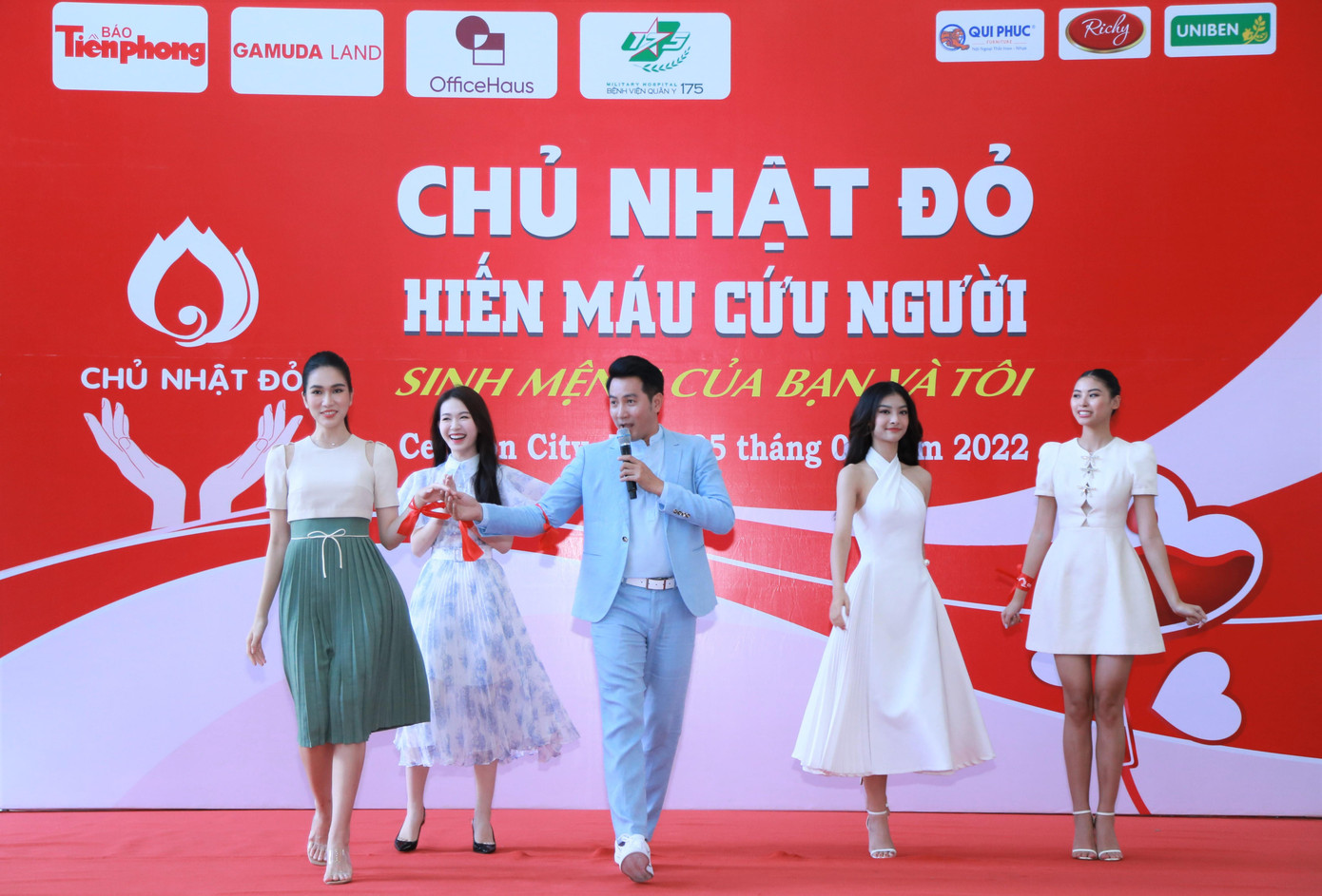 Nguyễn Phi Hùng gửi lời ca tiếng hát trong tiết mục có sự góp mặt của các người đẹp - Ảnh: Ngô Tùng