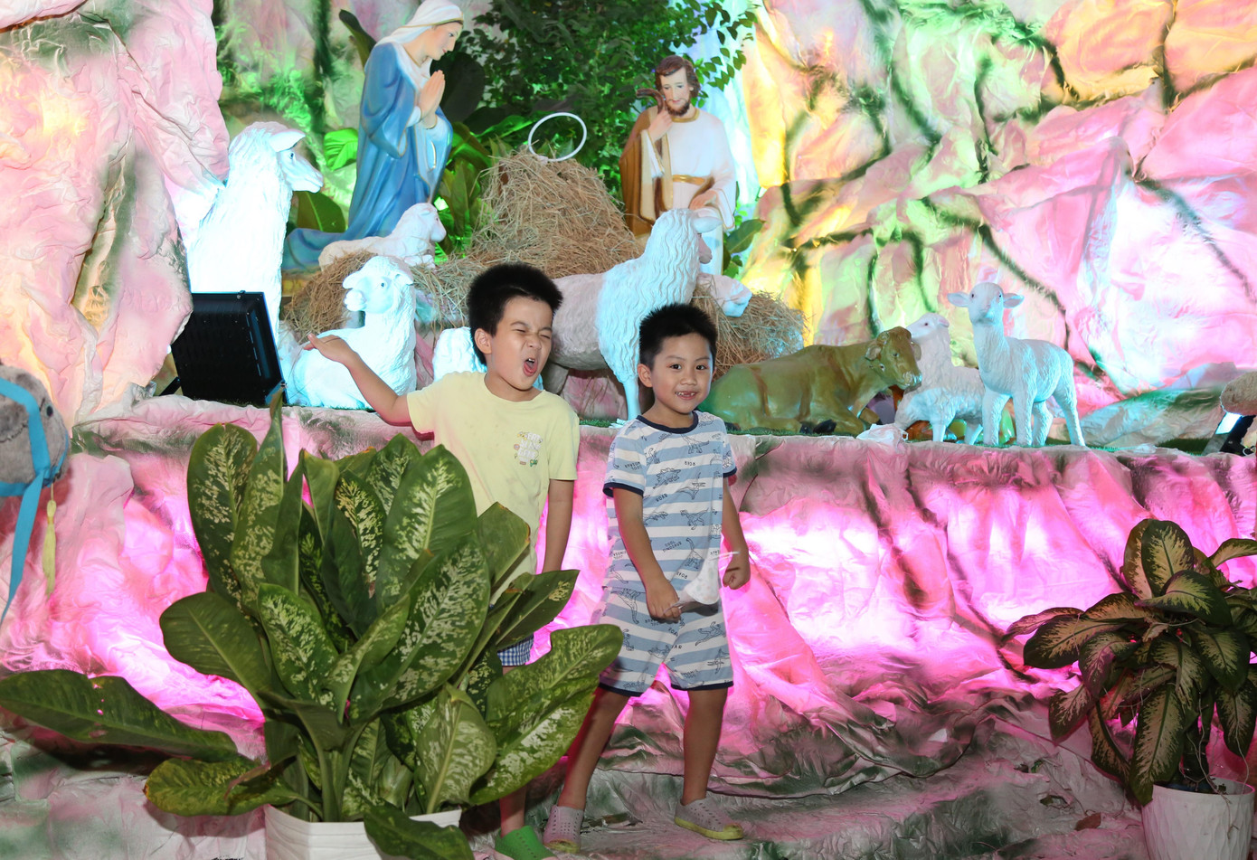 Cùng với đó, không khí lễ hội cũng tràn ngập tại các xóm đạo, nhà thờ.