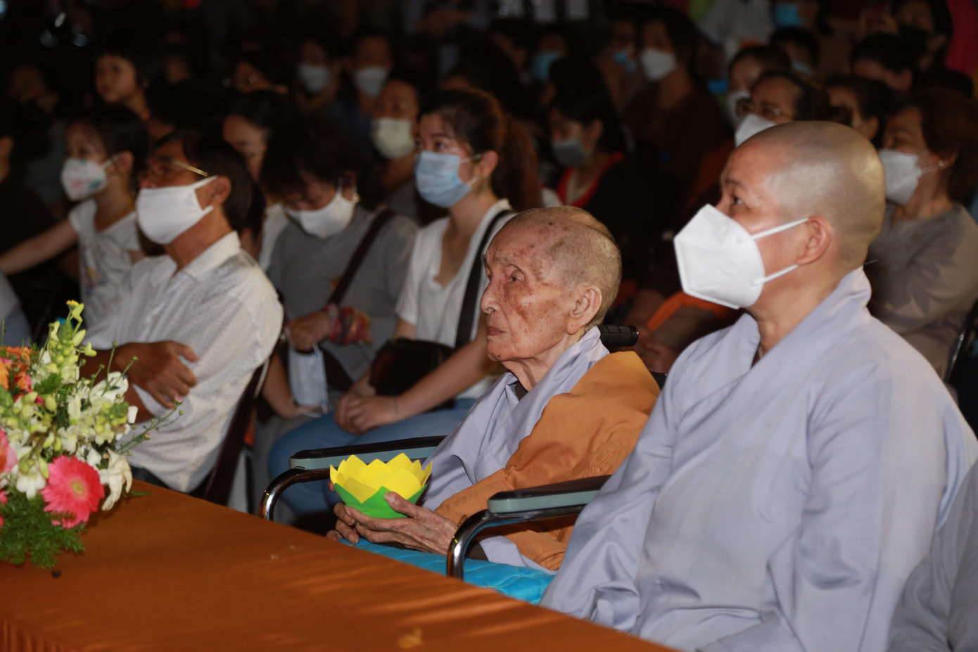 Sư bà cùng các chư ni Quan Âm tu viện theo dõi chương trình văn nghệ chào mừng Phật đản.