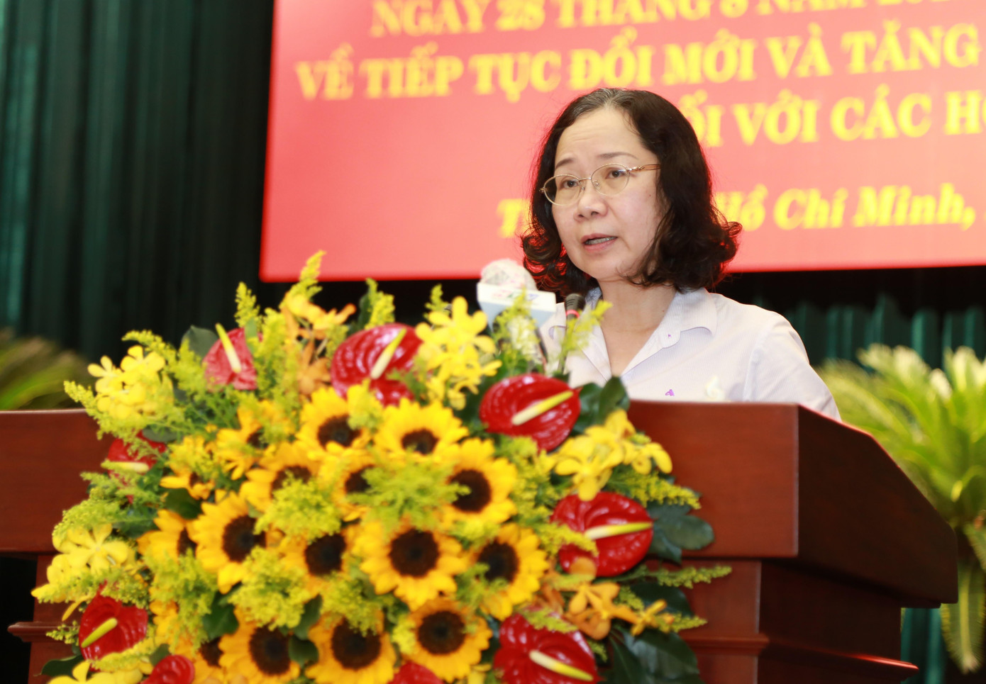 Đại biểu trao đổi tại hội nghị.