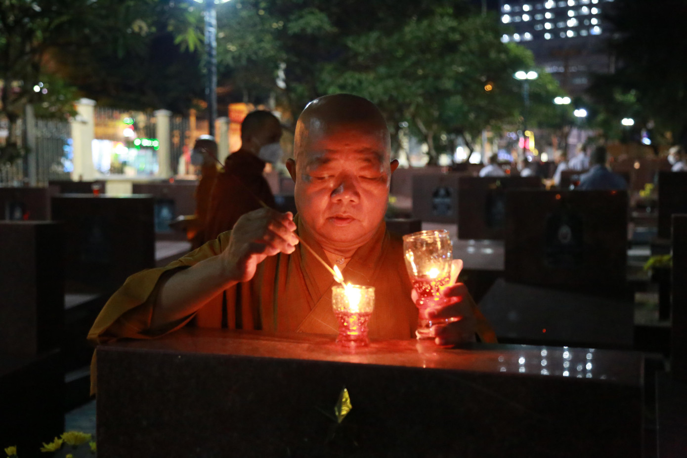 Lễ dâng hương, thắp nến tri ân các Anh hùng liệt sĩ.