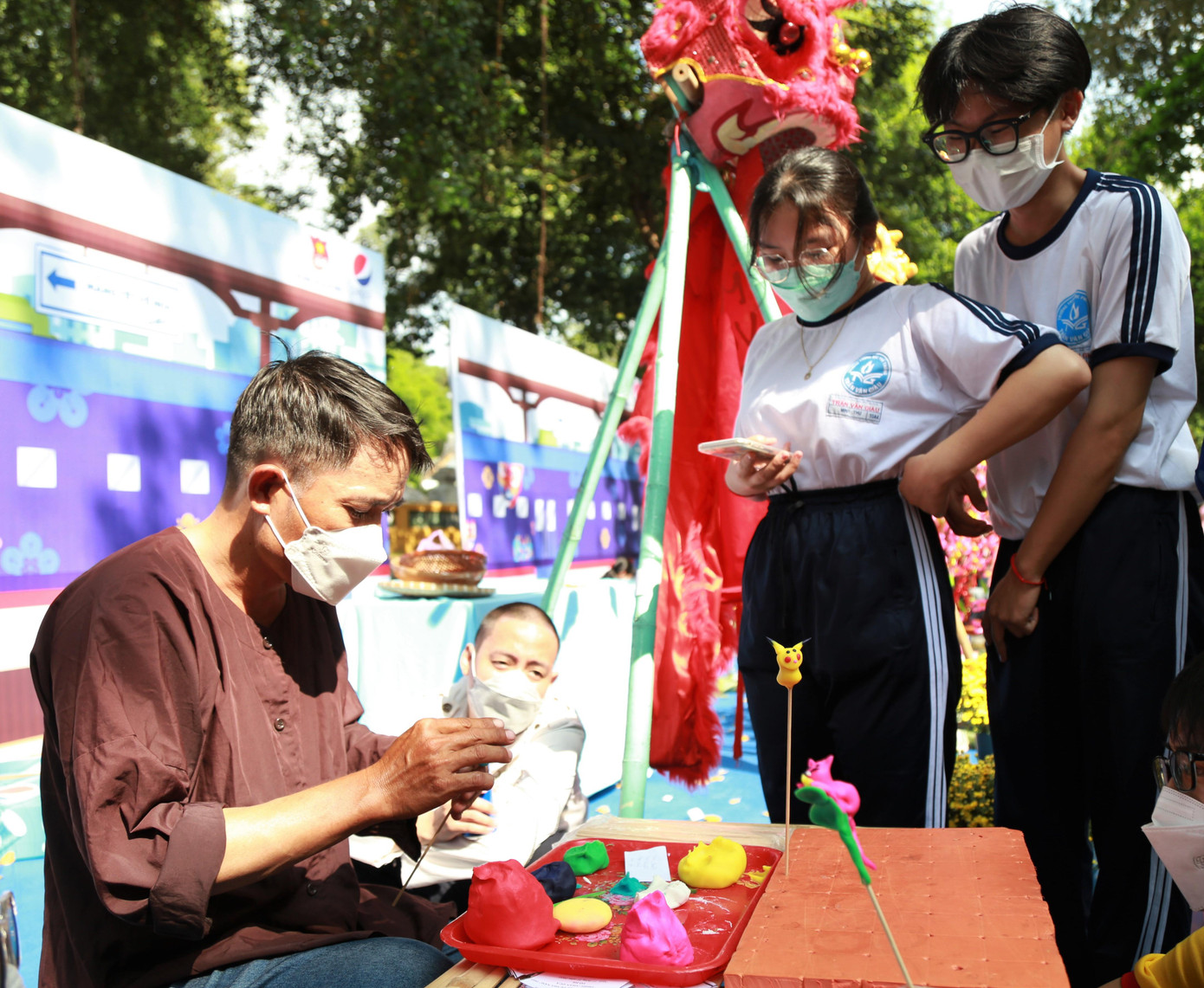 Trong khuôn khổ ngày hội, các bạn trẻ có dịp tìm hiểu về các loại hình nghệ thuật, ngành nghề truyền thống.
