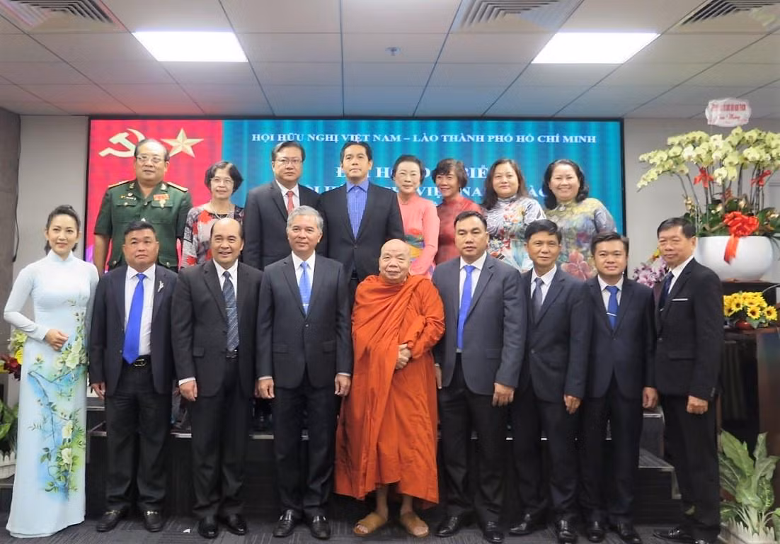 Ông Ngô Minh Châu (thứ 4 từ trái qua, hàng đầu) đắc cử chức vụ Chủ tịch Hội Hữu nghị Việt Nam - Lào TPHCM, nhiệm kỳ 2022 -2027 (ảnh: Ngọc Bích). Ông Ngô Minh Châu (thứ 4 từ trái qua, hàng đầu) đắc cử chức vụ Chủ tịch Hội Hữu nghị Việt Nam - Lào TPHCM, nhiệm kỳ 2022 -2027 (ảnh: Ngọc Bích).