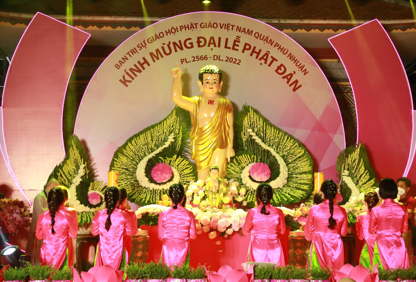 Tôn tượng Đức Phật sơ sinh được bài trí trang nghiêm trước Quan Âm tu viện.