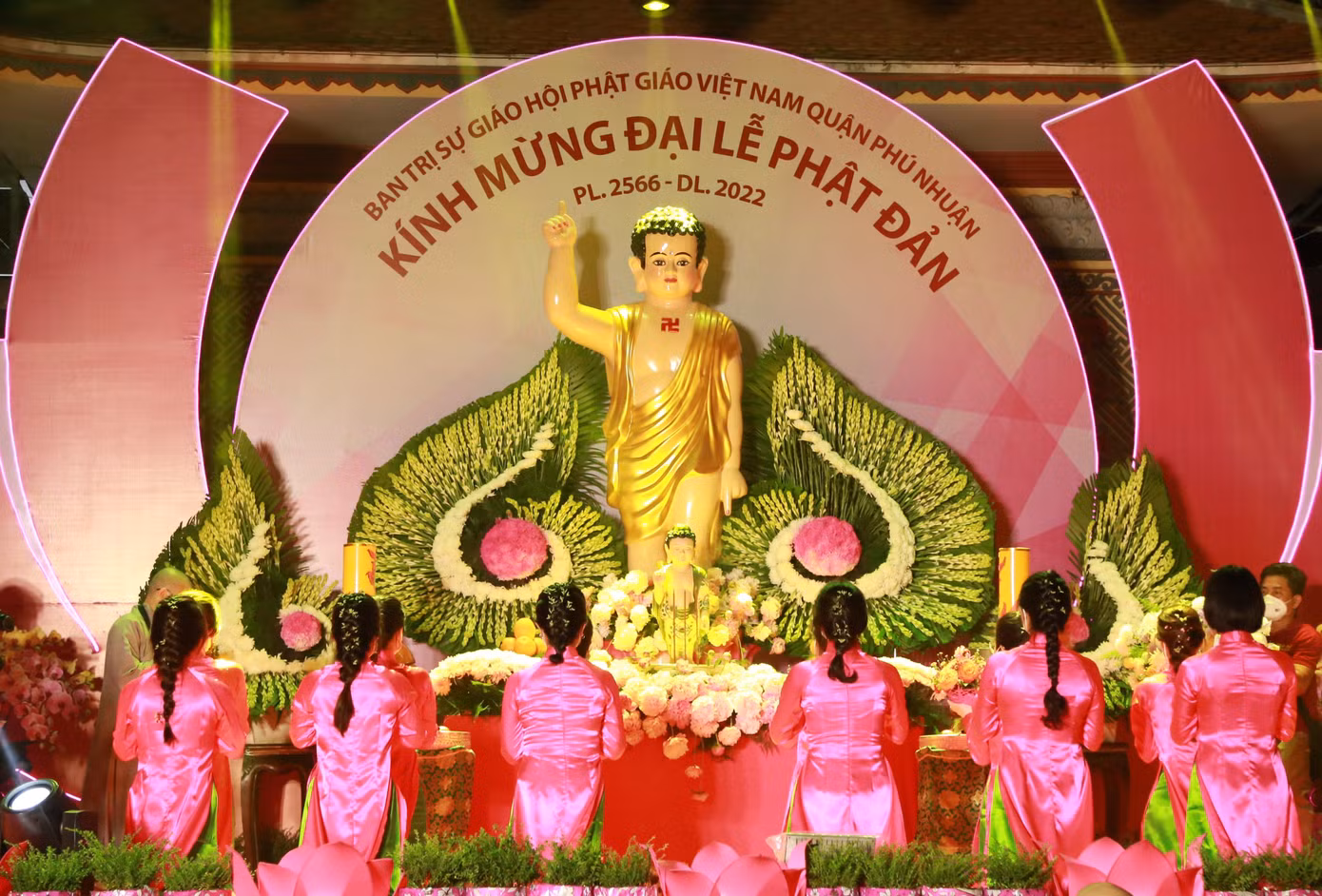 Tôn tượng Đức Phật sơ sinh được bài trí trang nghiêm trước Quan Âm tu viện.