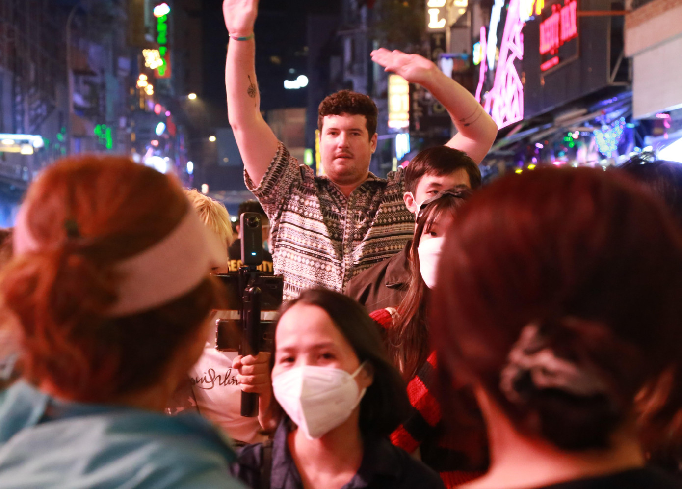 Vị khách Tây hào hứng &quot;quẩy&quot; giữa dòng người ken đặc trên phố Bùi Viện.