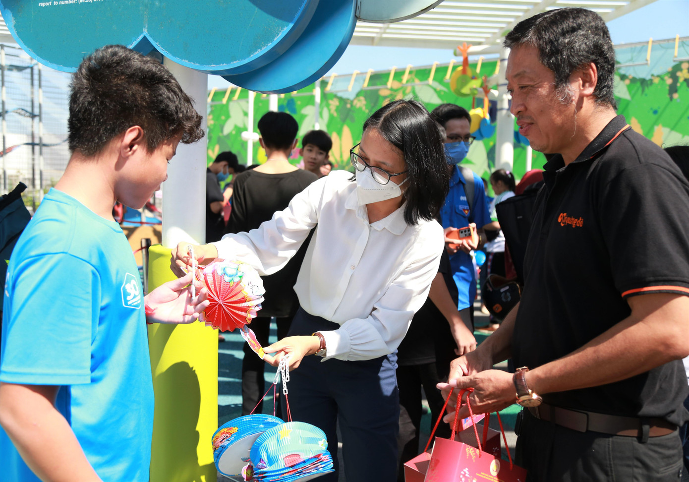 Chị Trần Thu Hà - Phó Bí thư Thành Đoàn, Chủ tịch Hội đồng Đội TPHCM tặng quà cho các em thiếu nhi.