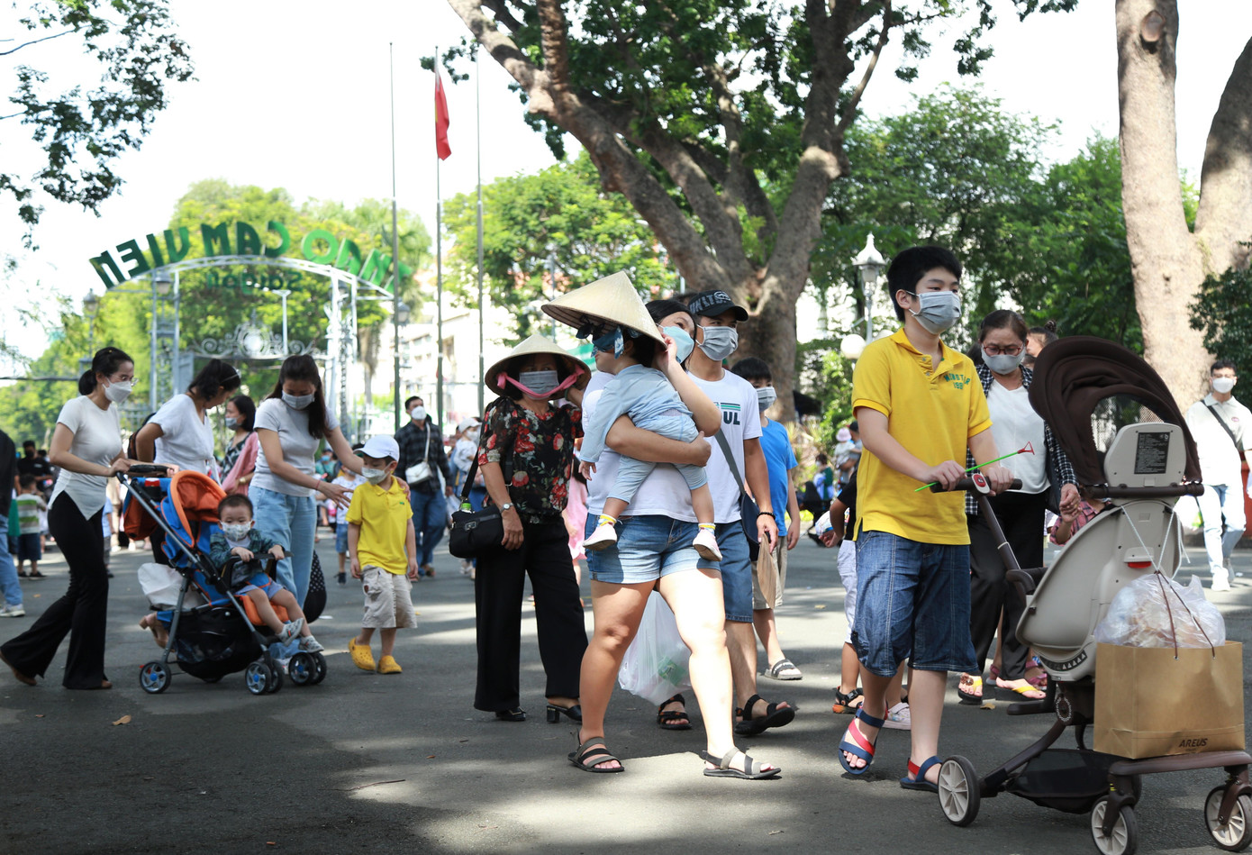 Nhiều gia đình chuẩn bị xe đẩy để tiện đưa con em mình tham quan công viên rộng lớn này.