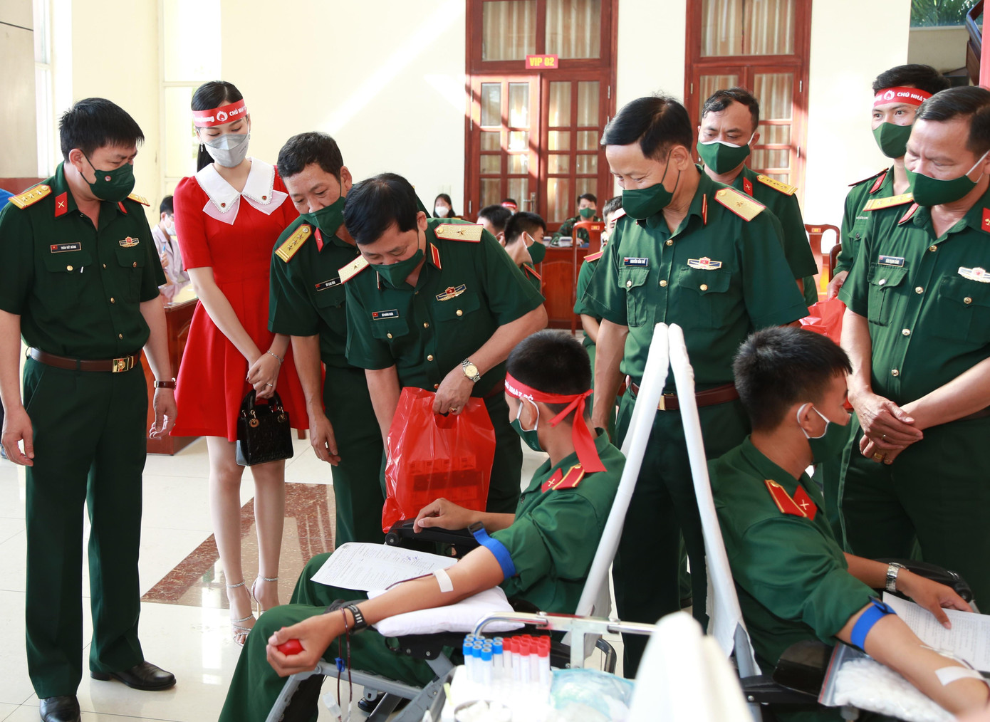 Thiếu tướng Đỗ Hoàng Ngân, Phó Chính ủy Trường Sĩ quan Lục quân 2 thăm hỏi, trao quà cho các bạn trẻ hiến máu