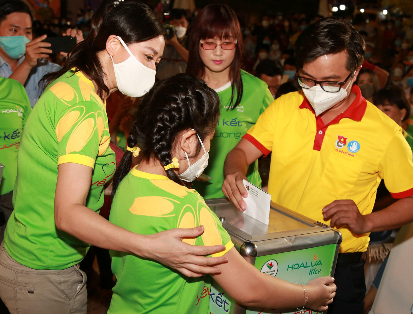 Cùng chung tay san sẻ yêu thương với các em nhỏ không may. Cùng chung tay san sẻ yêu thương với các em nhỏ không may.