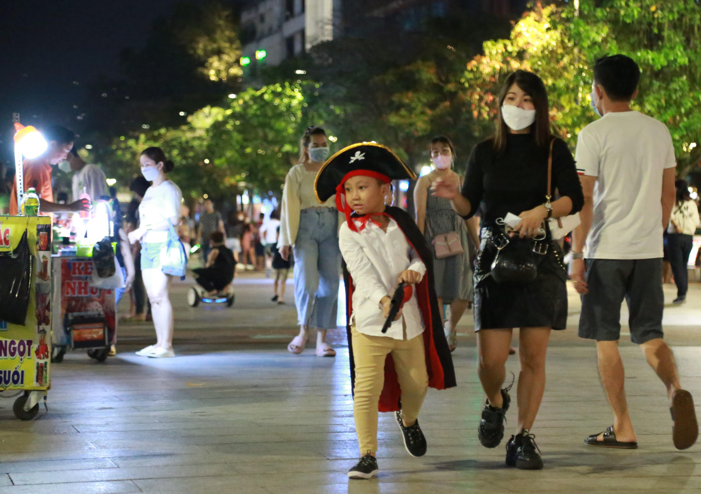 Cậu bé với tạo hình nhân vật cướp biển. Cậu bé với tạo hình nhân vật cướp biển.