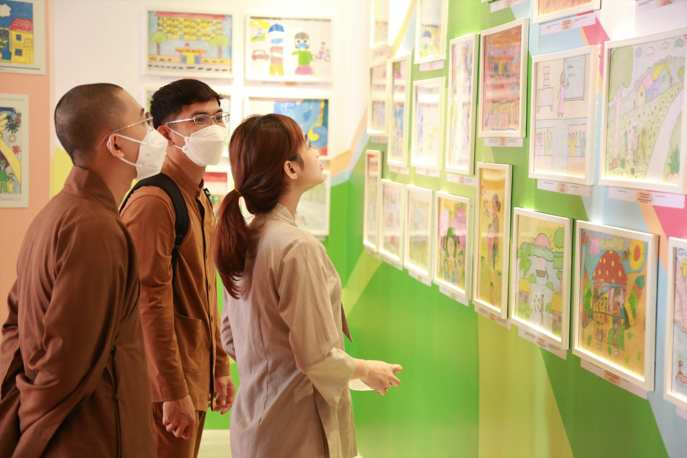 Tại TPHCM, triển lãm tranh "Việt Nam ước mong" diễn ra đồng thời tại chùa Vĩnh Nghiêm (quận 3) và chùa Giác Ngộ (quận 10) với 250 và 150 tác phẩm tương ứng mỗi địa điểm. Mỗi tác phẩm là một câu chuyện được kể thông qua ngôn ngữ hội họa của các em nhỏ mắc ung thư, bệnh hiểm nghèo, khuyết tật, tự kỷ, trẻ mồ côi…