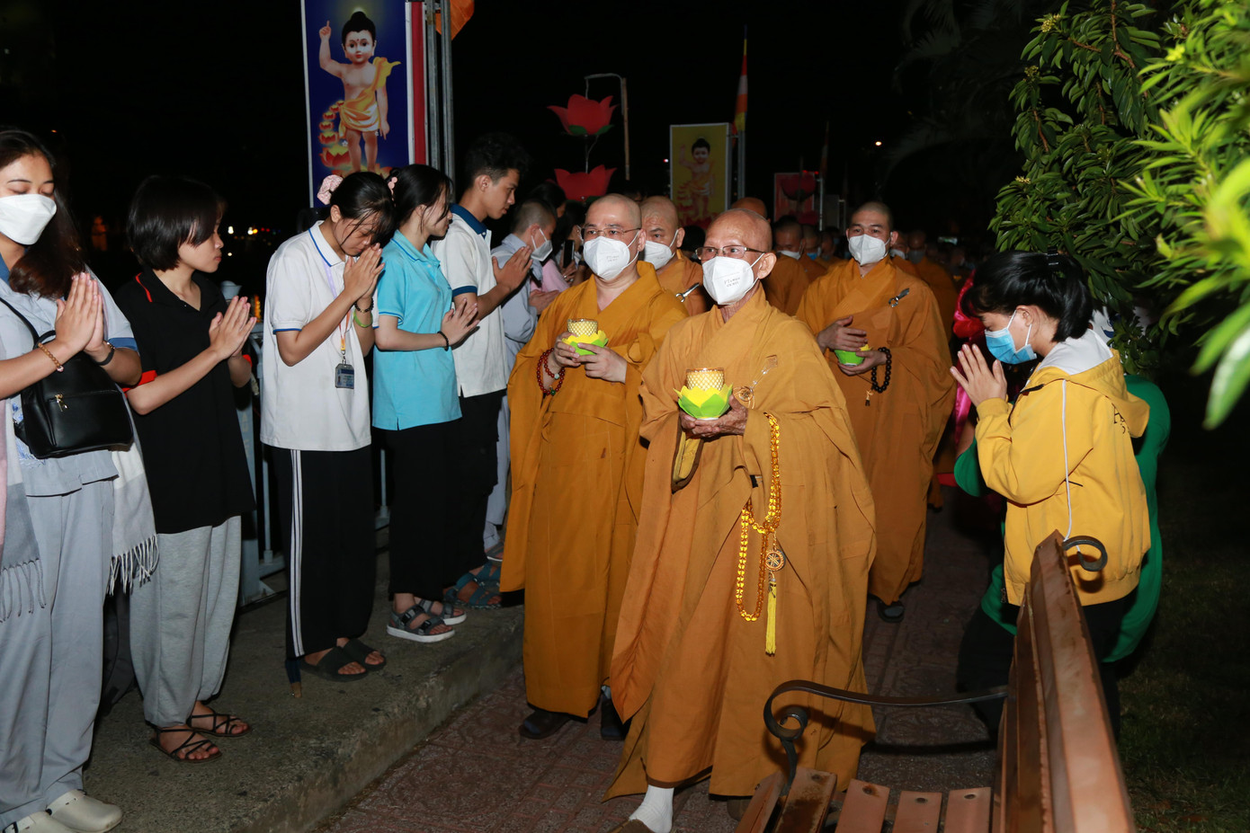 Chư tăng hành lễ chuẩn bị nghi thức thắp sáng 7 đóa sen trên dòng kênh Nhiêu Lộc, đoạn qua Quan Âm tu viện.