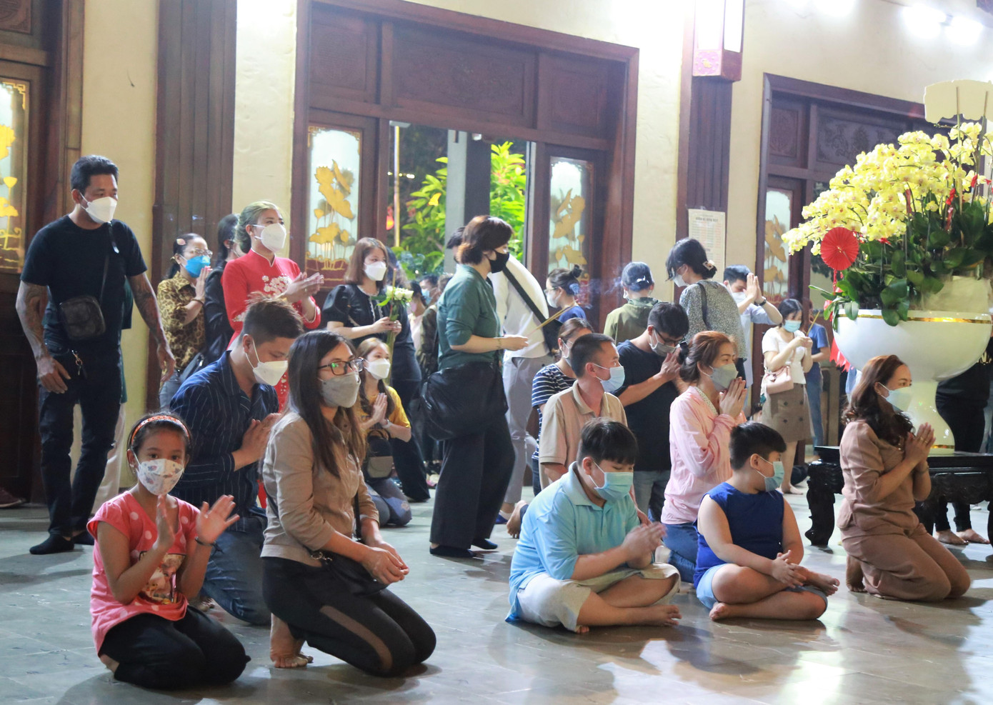 Dịp Rằm tháng Giêng, nhiều gia đình đưa con cháu đến chùa cùng hành lễ, chiêm bái đức Phật.